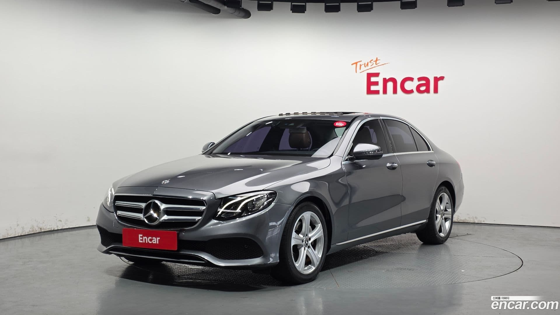 Main__Slider__Photo:E-Class Mercedes-Benz 2018.2-0