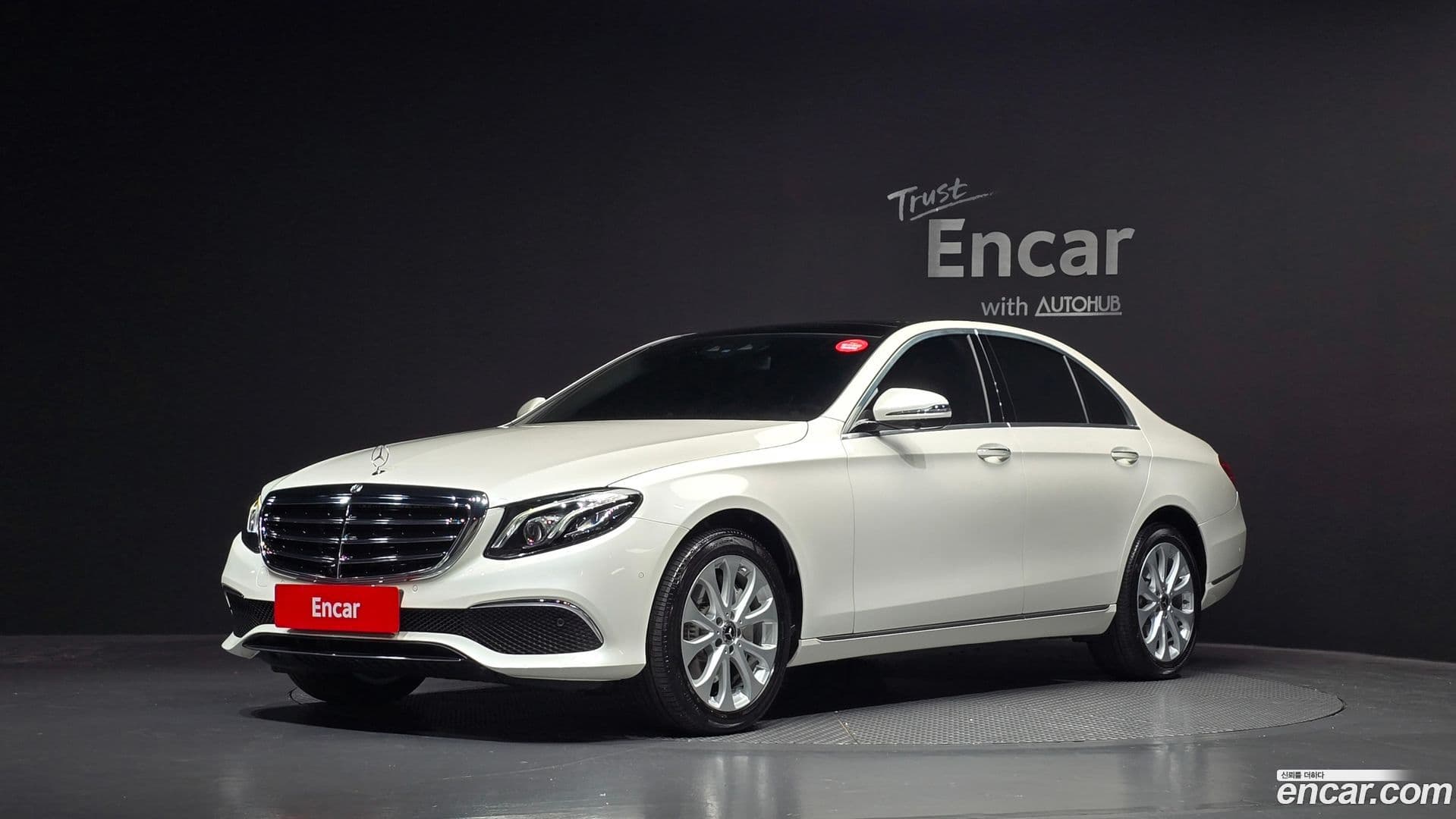Main__Slider__Photo:E-Class Mercedes-Benz 2019.8-0