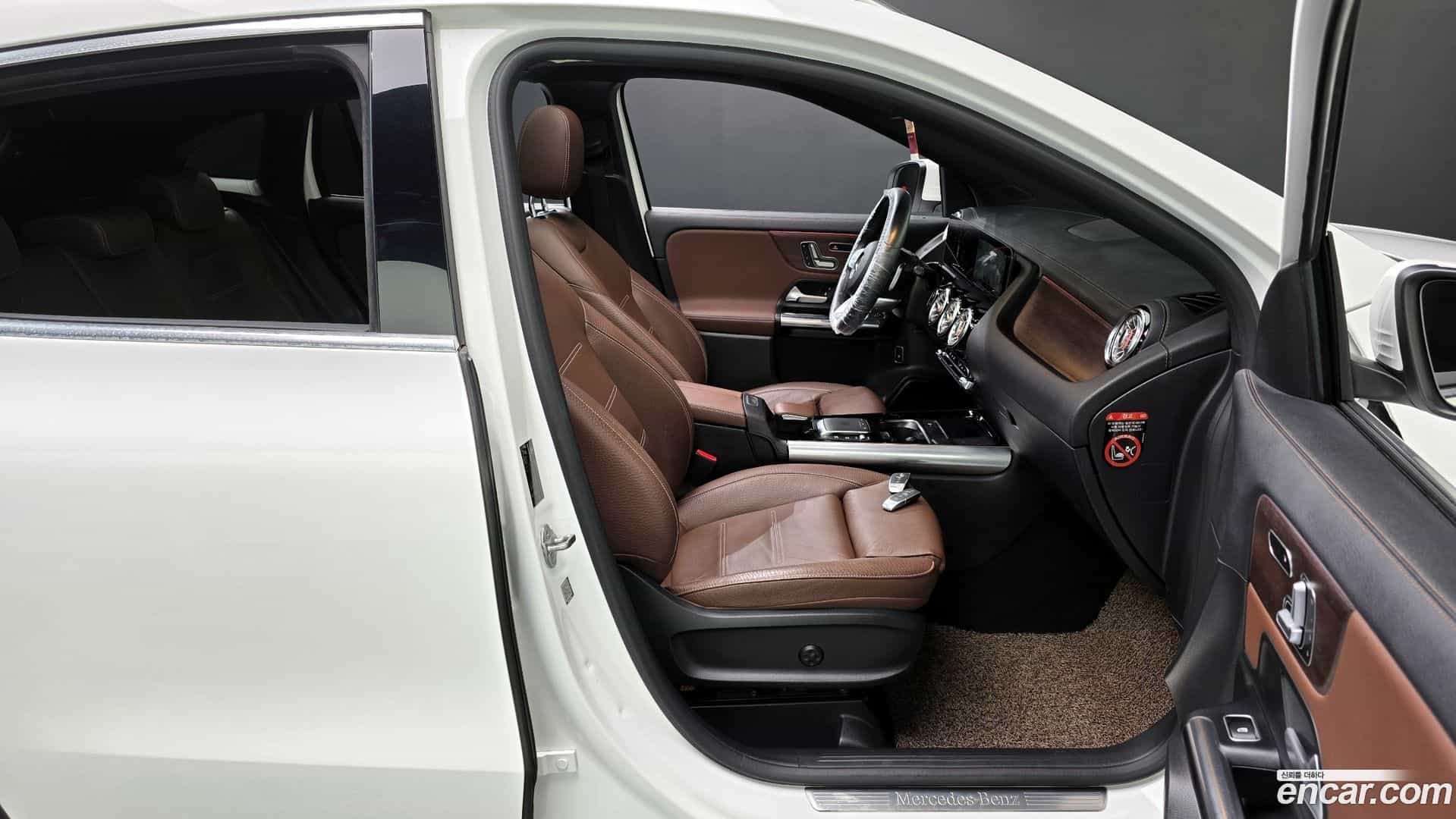 GLA-Class Mercedes-Benz 2020.9-INNER-036