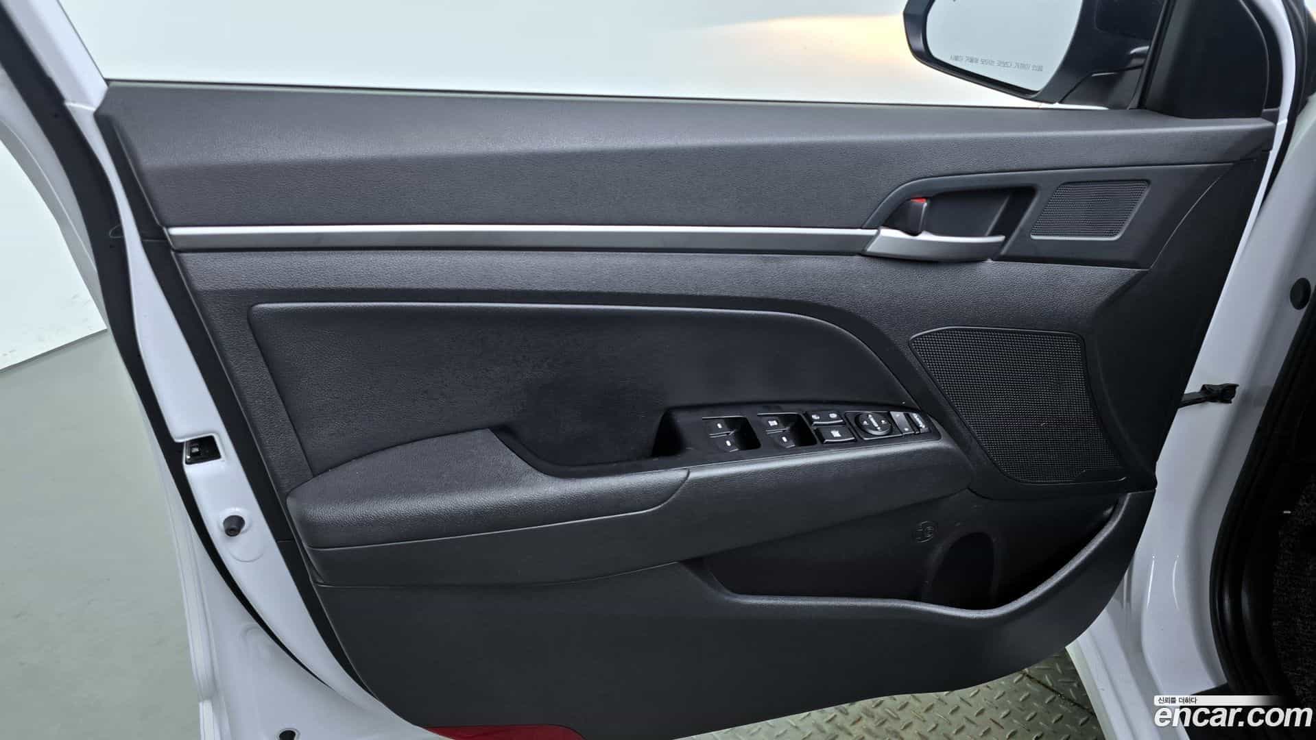 AVANTE Hyundai 2018.3-INNER-034