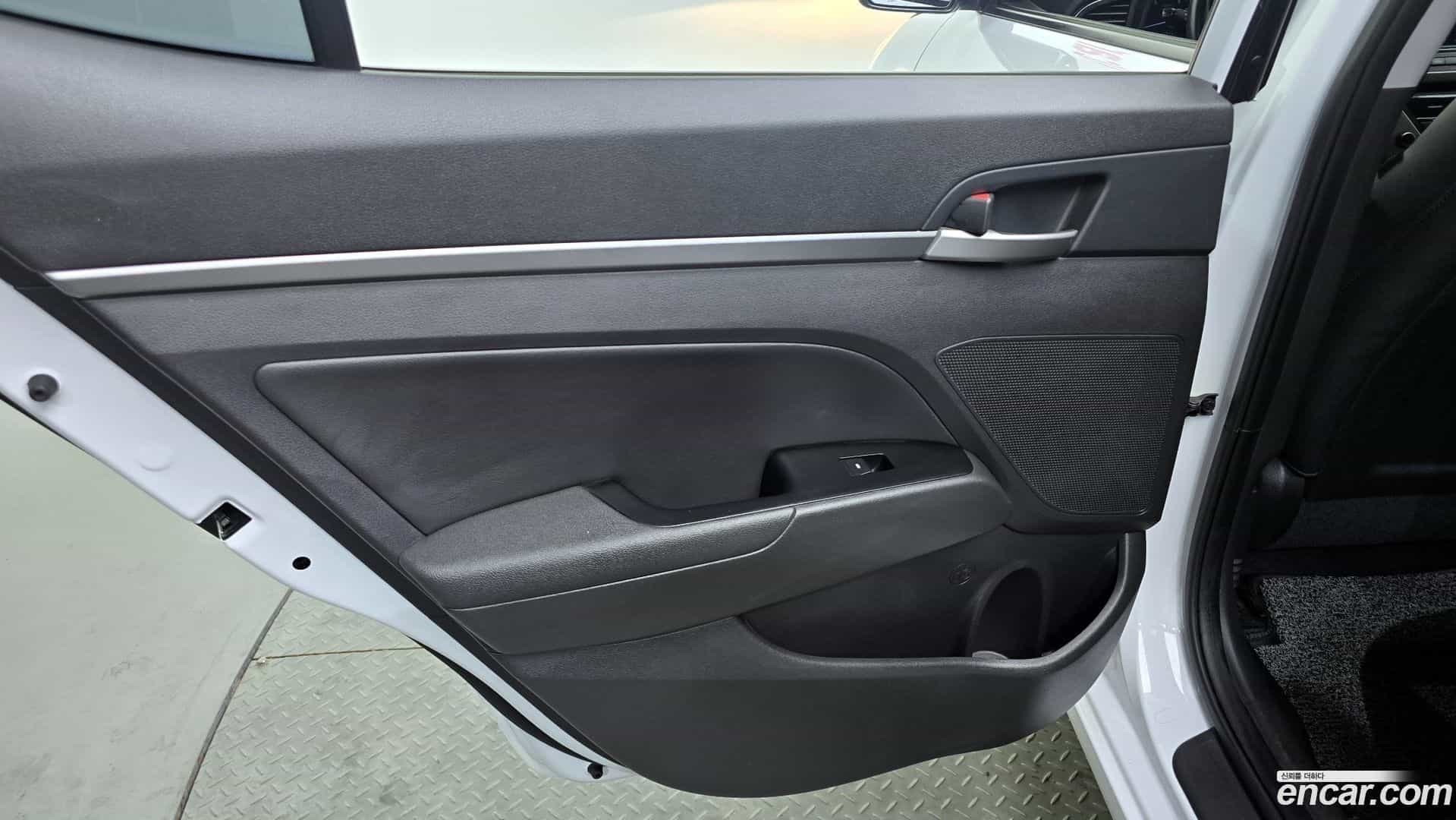 AVANTE Hyundai 2018.3-INNER-035