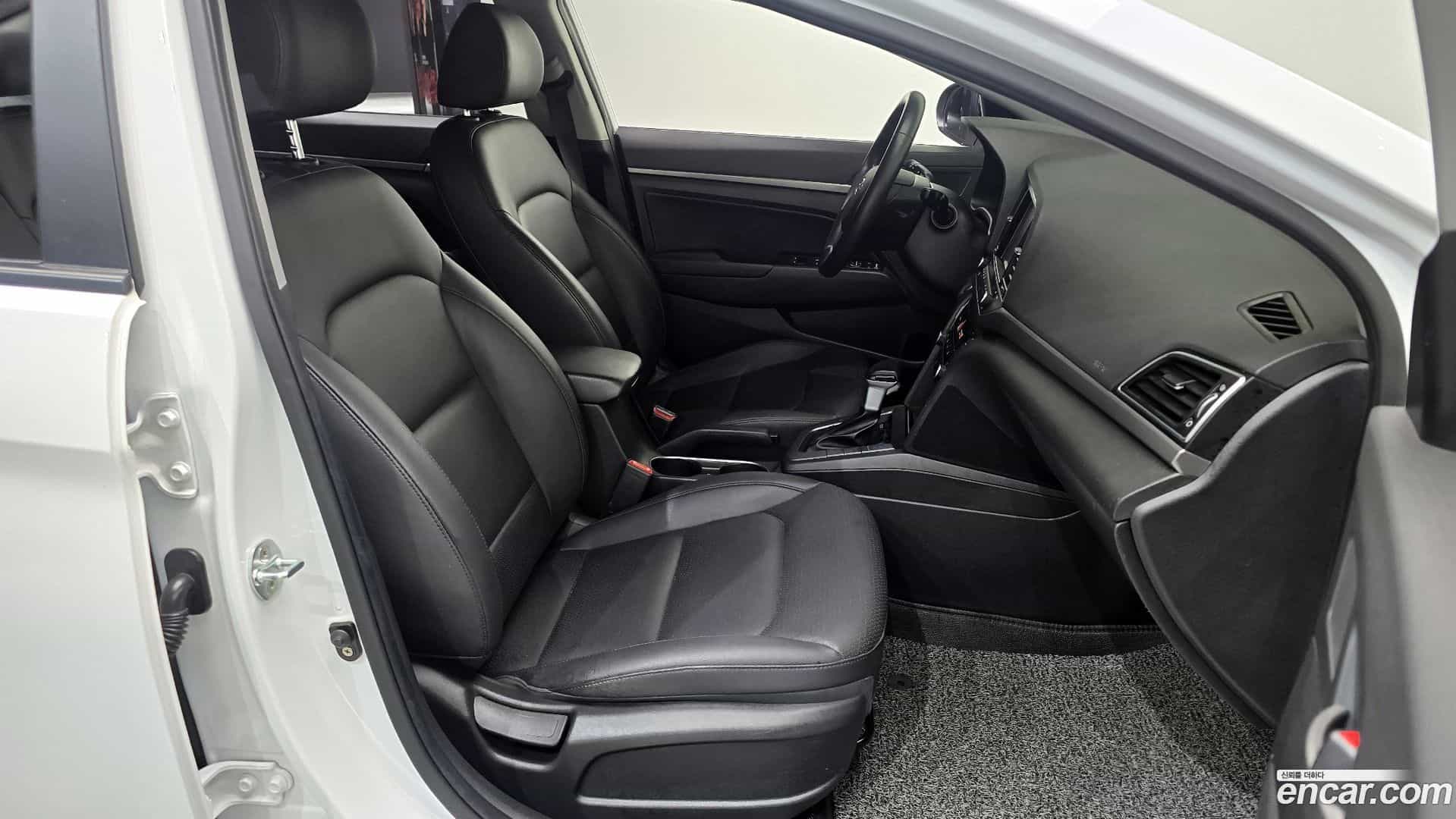 AVANTE Hyundai 2018.3-INNER-036