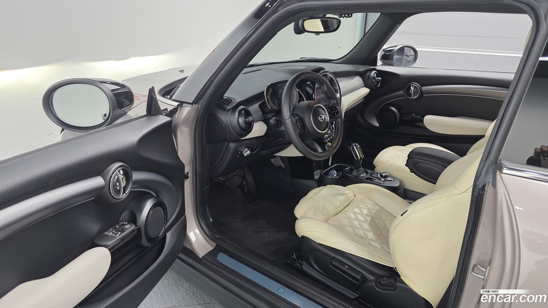 Main__Slider__Photo:Cooper Mini 2022.5-9