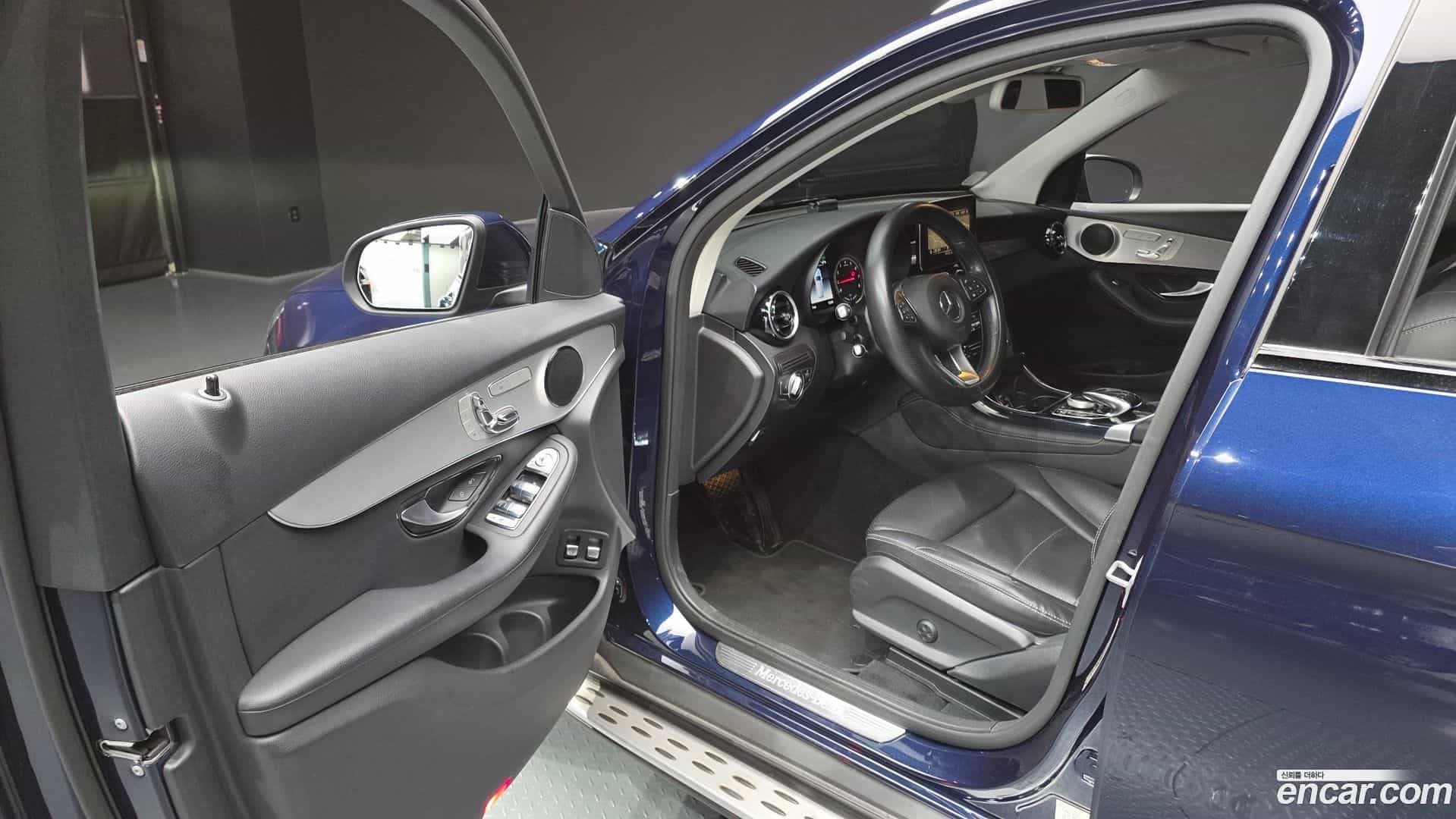 GLC-Class Mercedes-Benz 2018.11-INNER-010