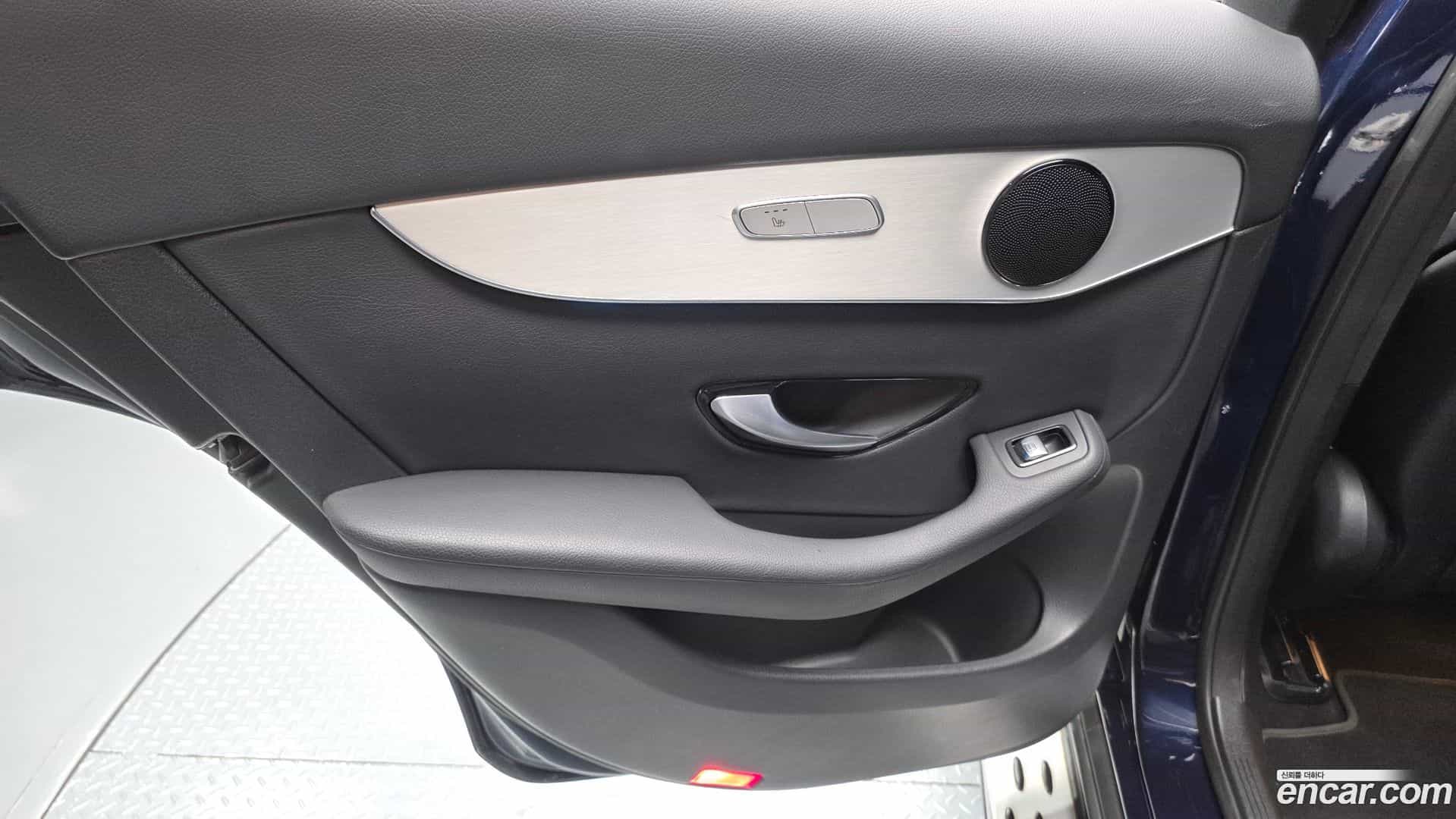 GLC-Class Mercedes-Benz 2018.11-INNER-035