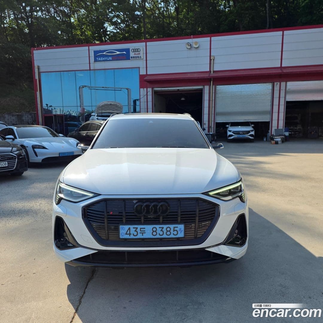 Main__Slider__Photo:e-tron Audi 2021.9-0