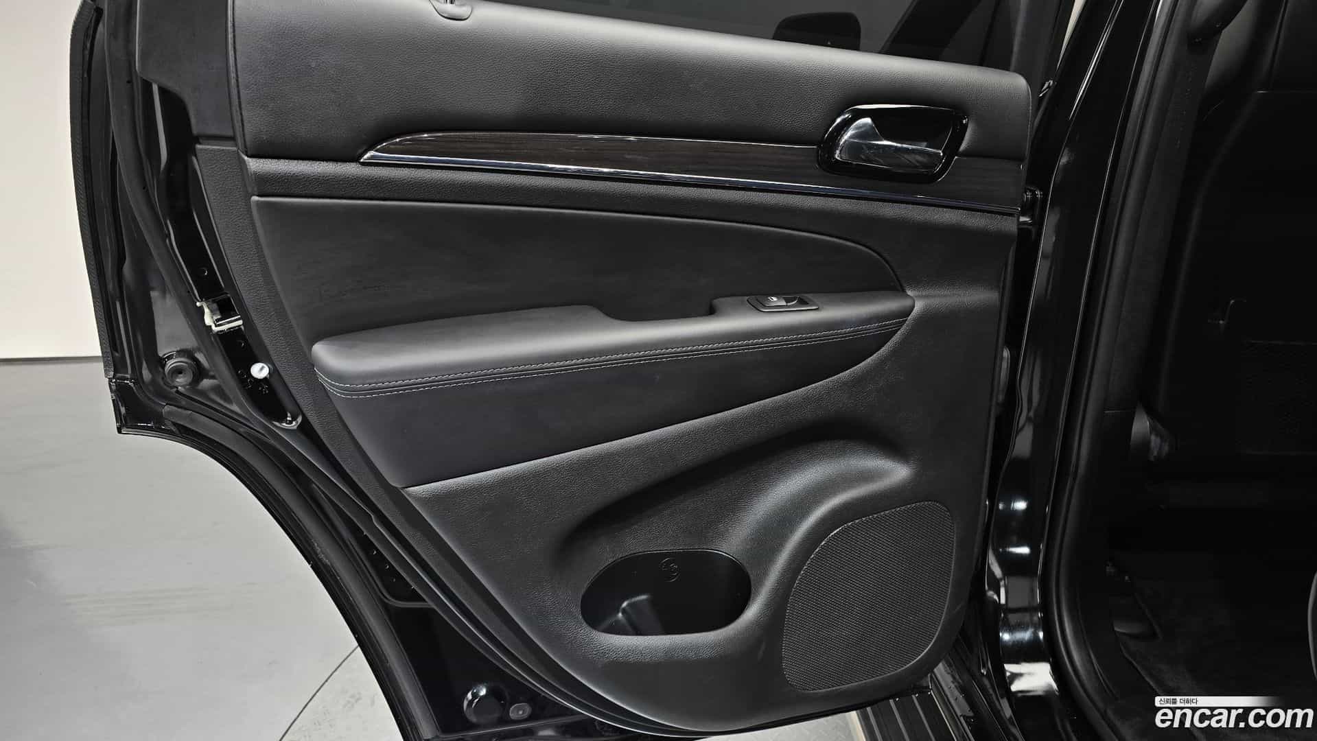 Cherokee Jeep 2020.5-INNER-035