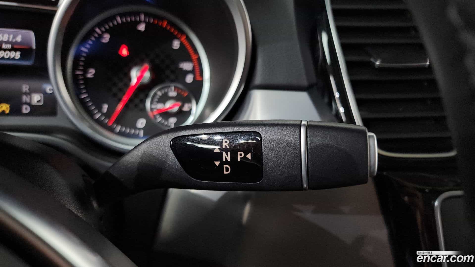 GLE-Class Mercedes-Benz 2018.8-INNER-009