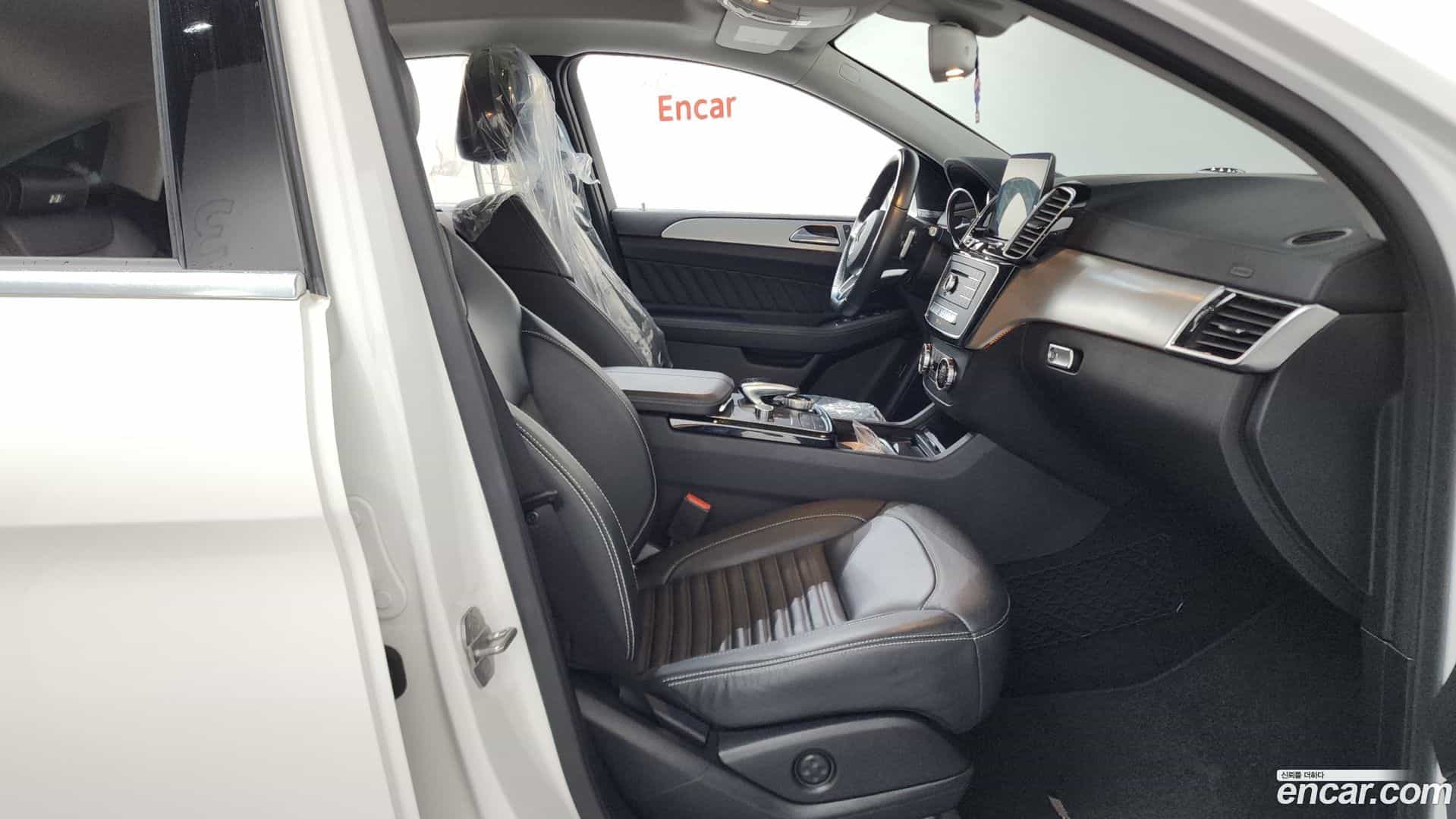 GLE-Class Mercedes-Benz 2018.8-INNER-036