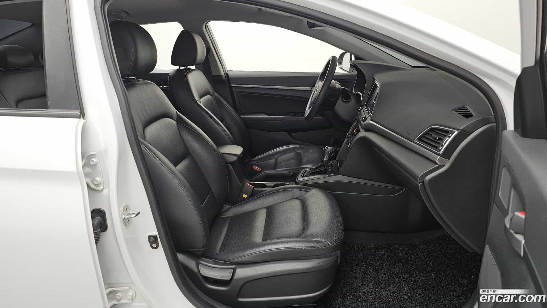AVANTE Hyundai 2018.8-OPTION-015