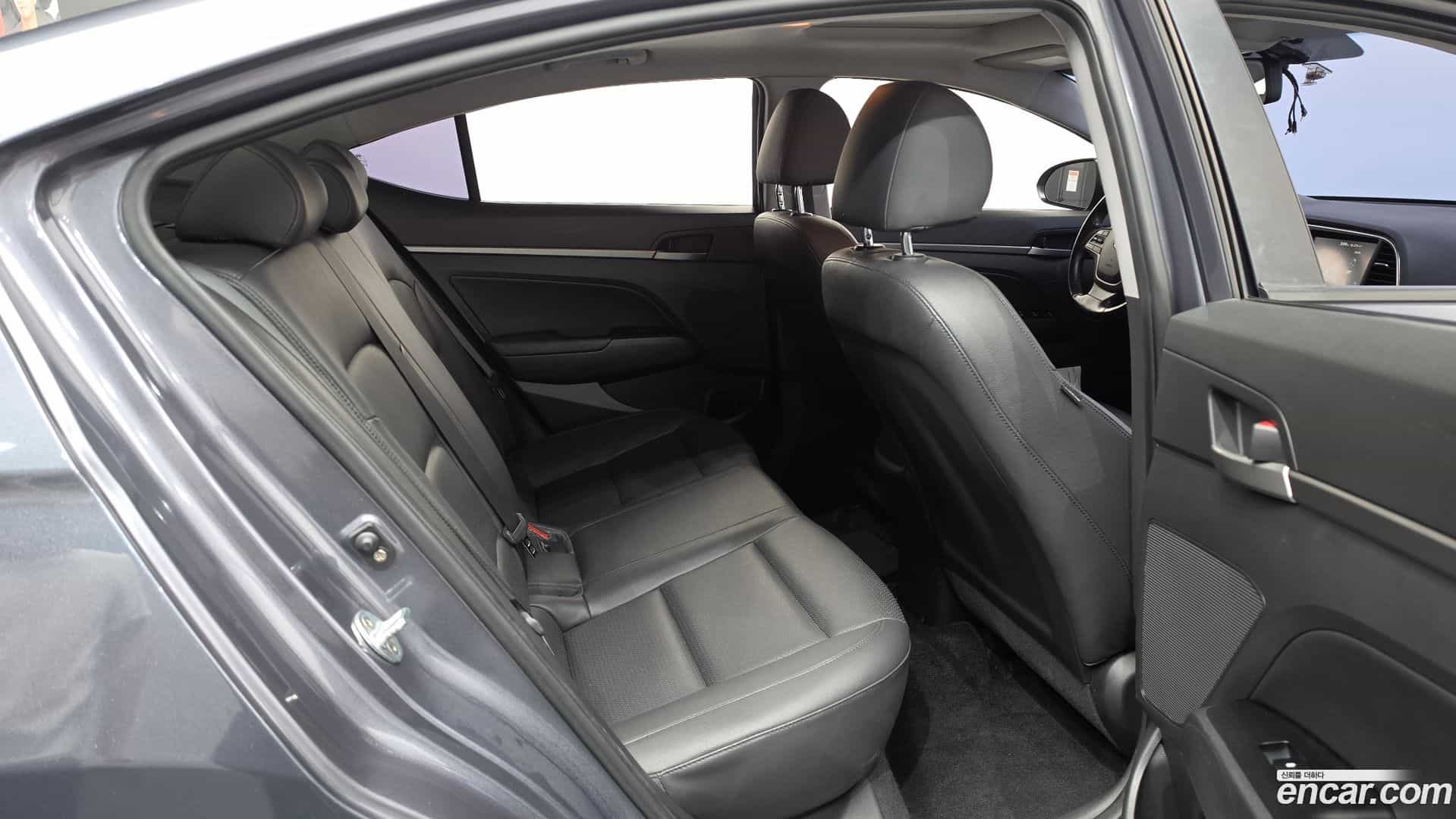 AVANTE Hyundai 2017.11-OPTION-015