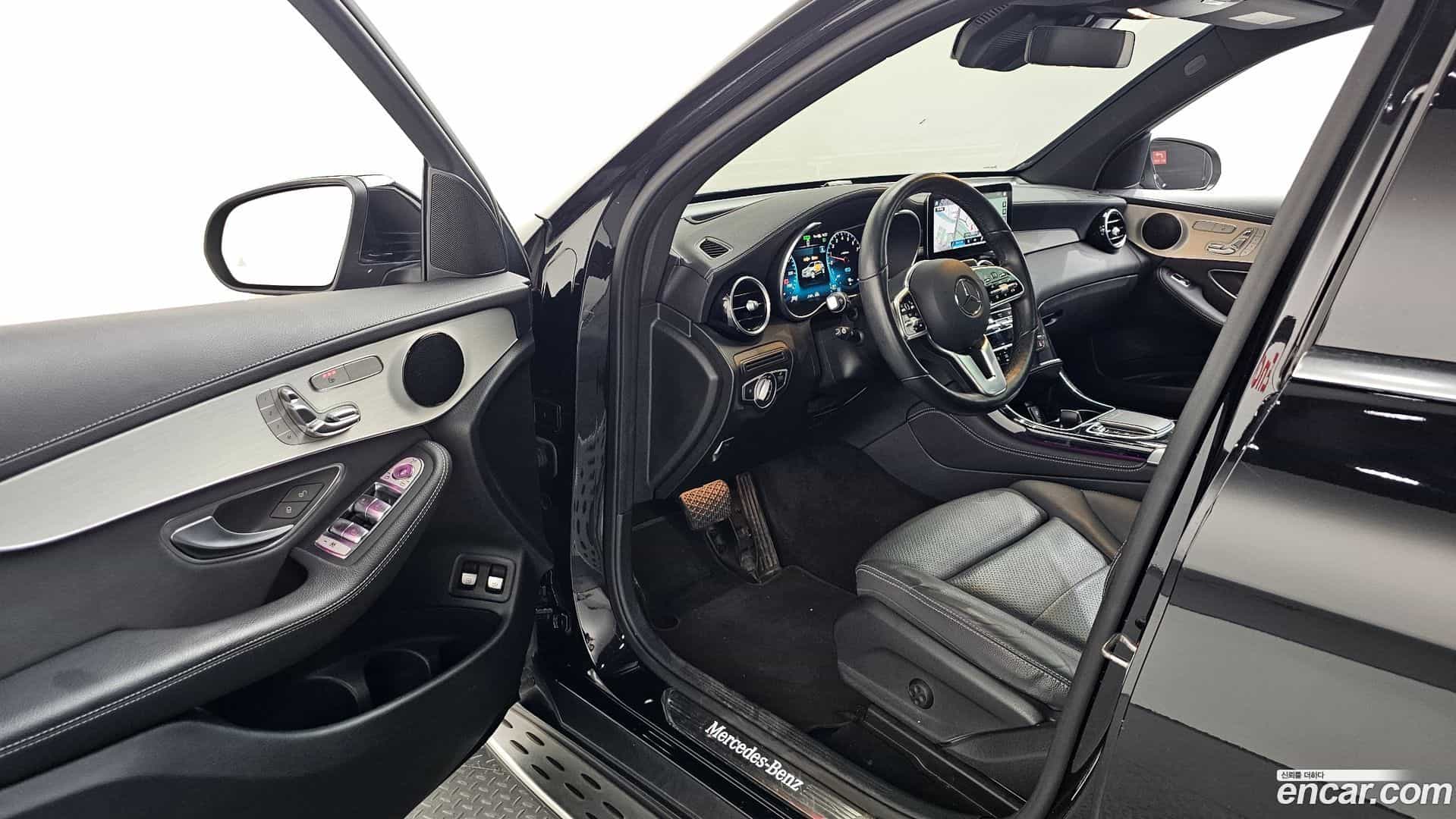 GLC-Class Mercedes-Benz 2021.0-INNER-010