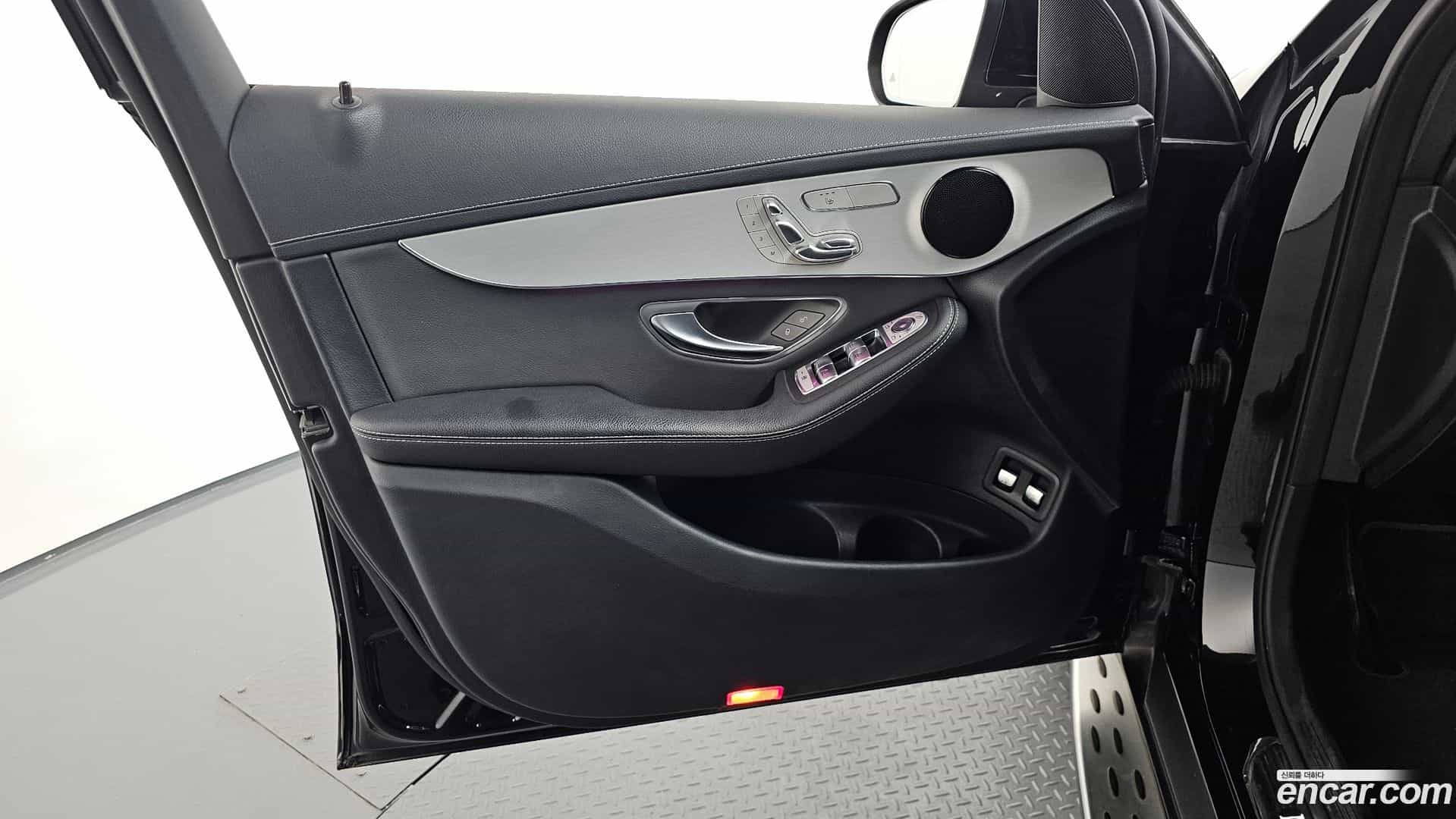 GLC-Class Mercedes-Benz 2021.0-INNER-034