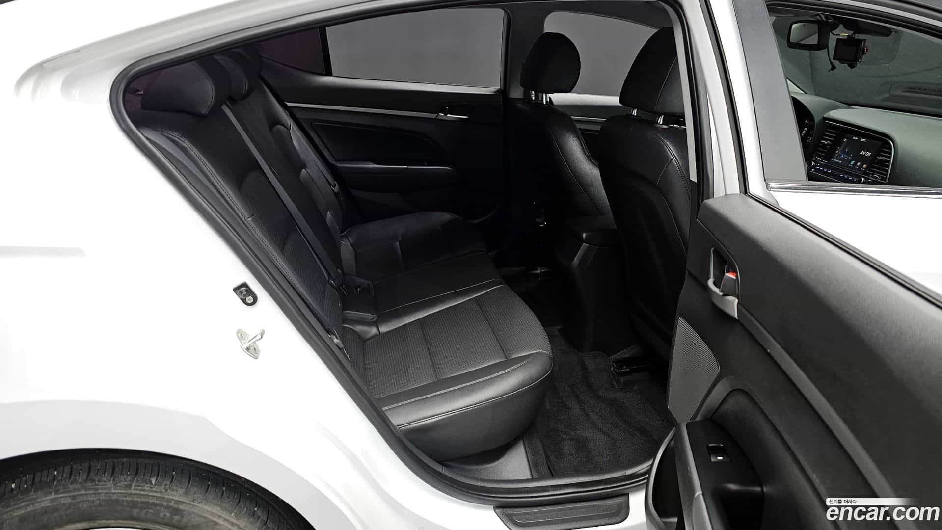 AVANTE Hyundai 2017.4-OPTION-015