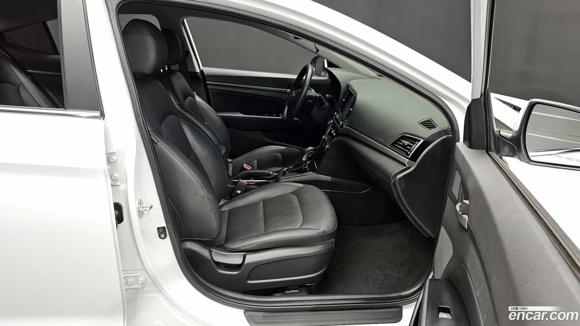 AVANTE Hyundai 2017.4-INNER-036