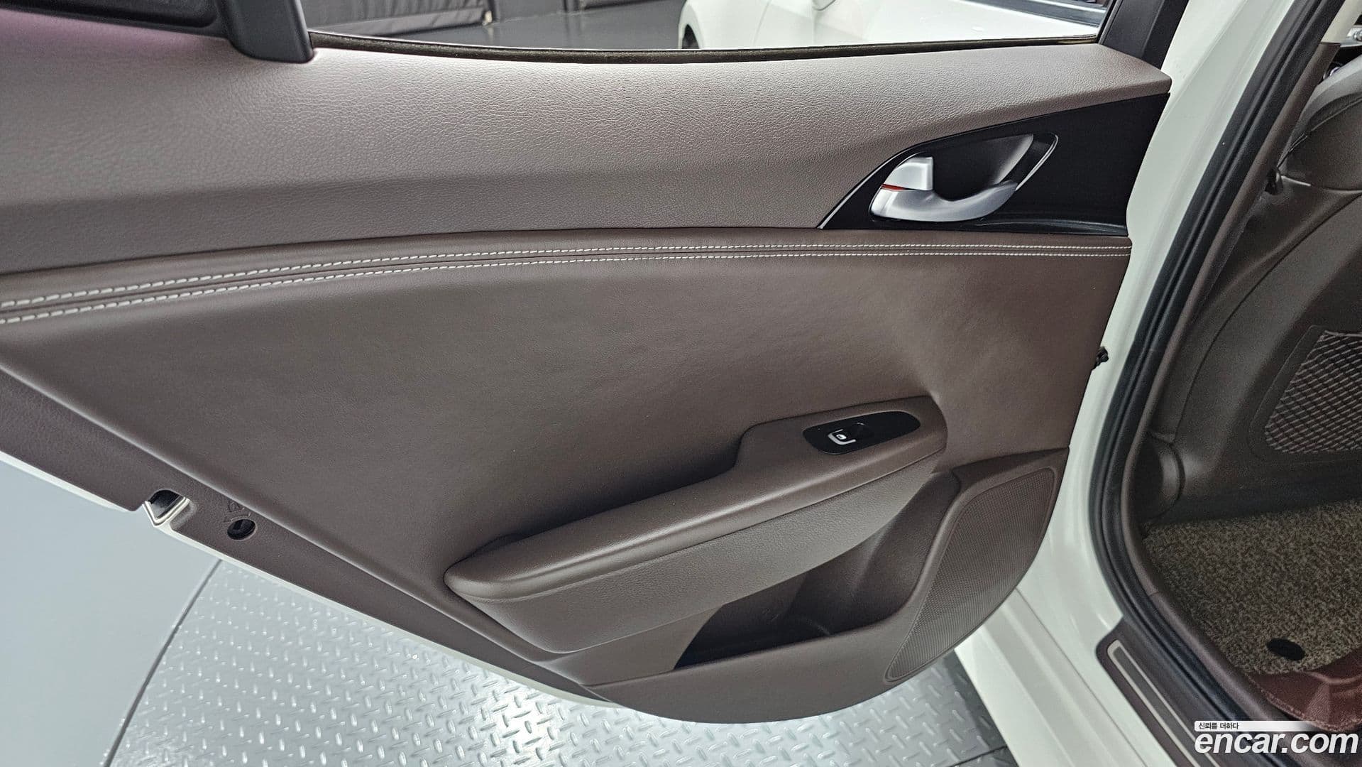 Main__Slider__Photo:Stinger Kia 2017.7-24