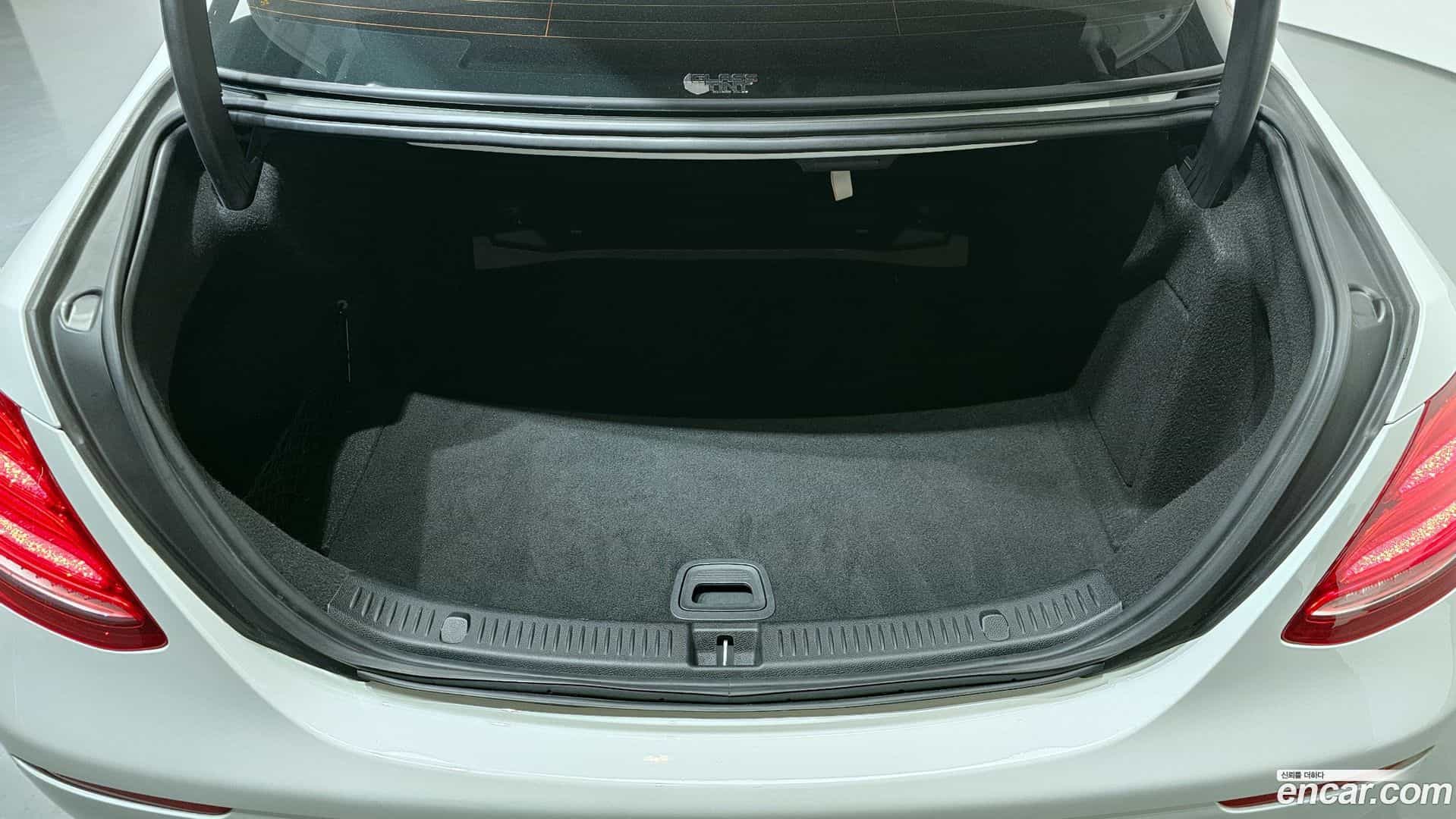 E-Class Mercedes-Benz 2018.10-OPTION-024