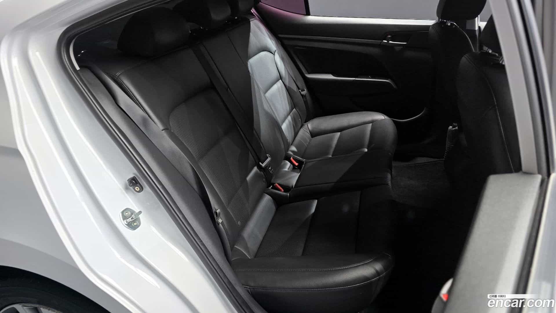 AVANTE Hyundai 2016.11-OPTION-015