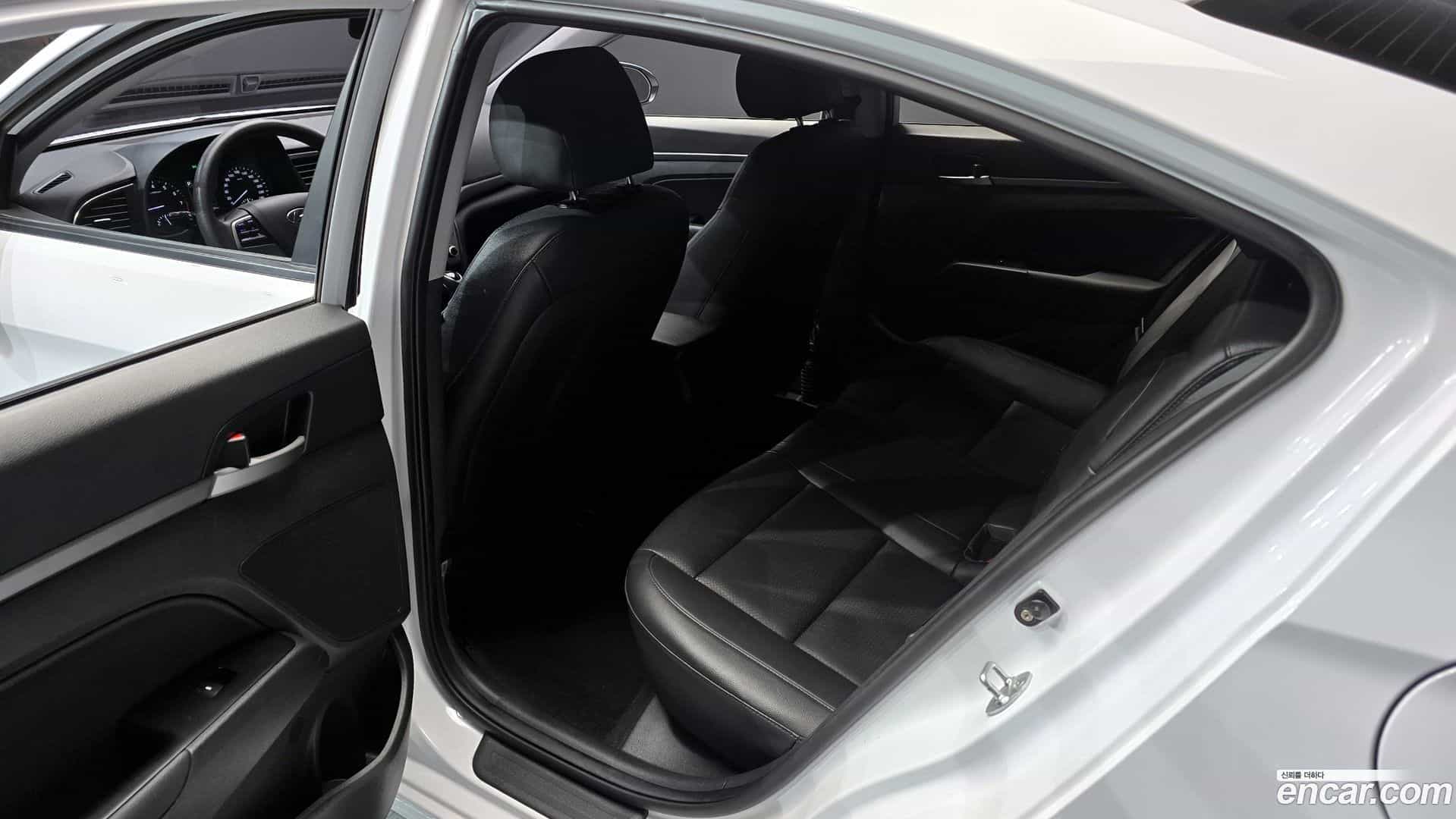 AVANTE Hyundai 2016.11-OPTION-016