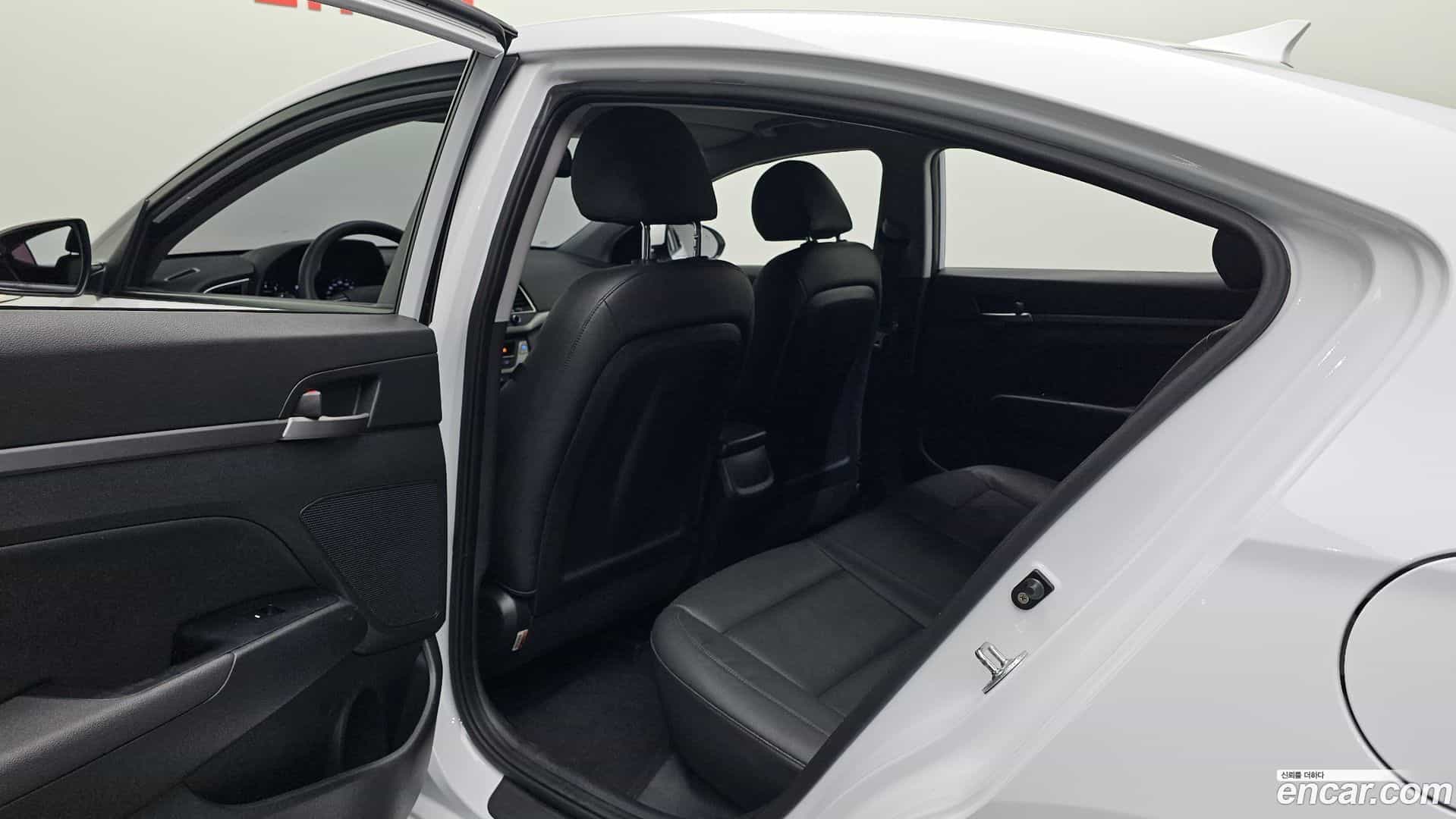 AVANTE Hyundai 2017.5-OPTION-015