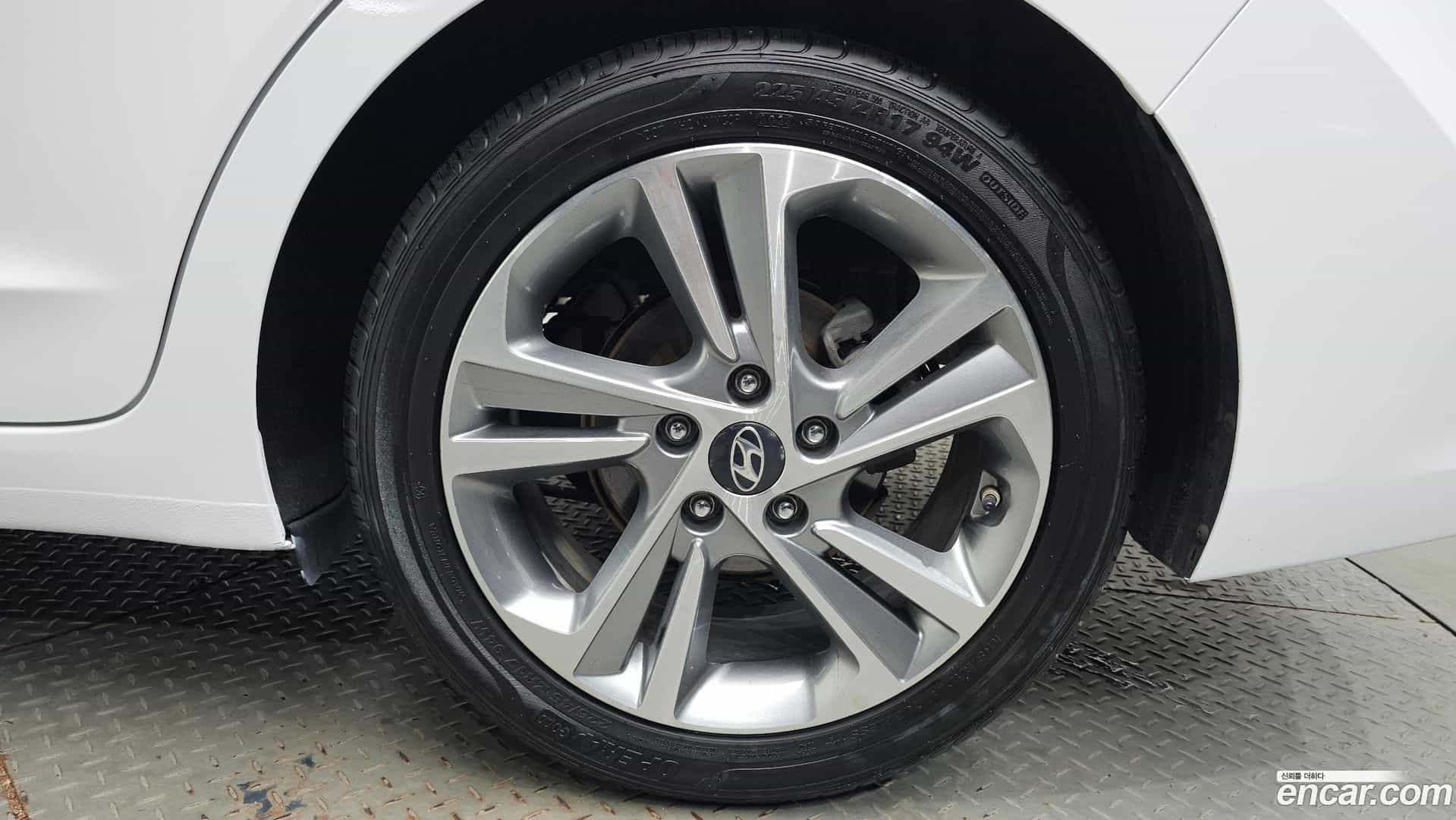 AVANTE Hyundai 2017.5-OUTER-031
