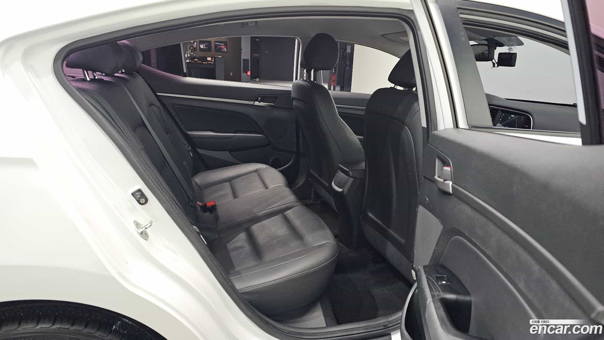 AVANTE Hyundai 2017.5-INNER-036