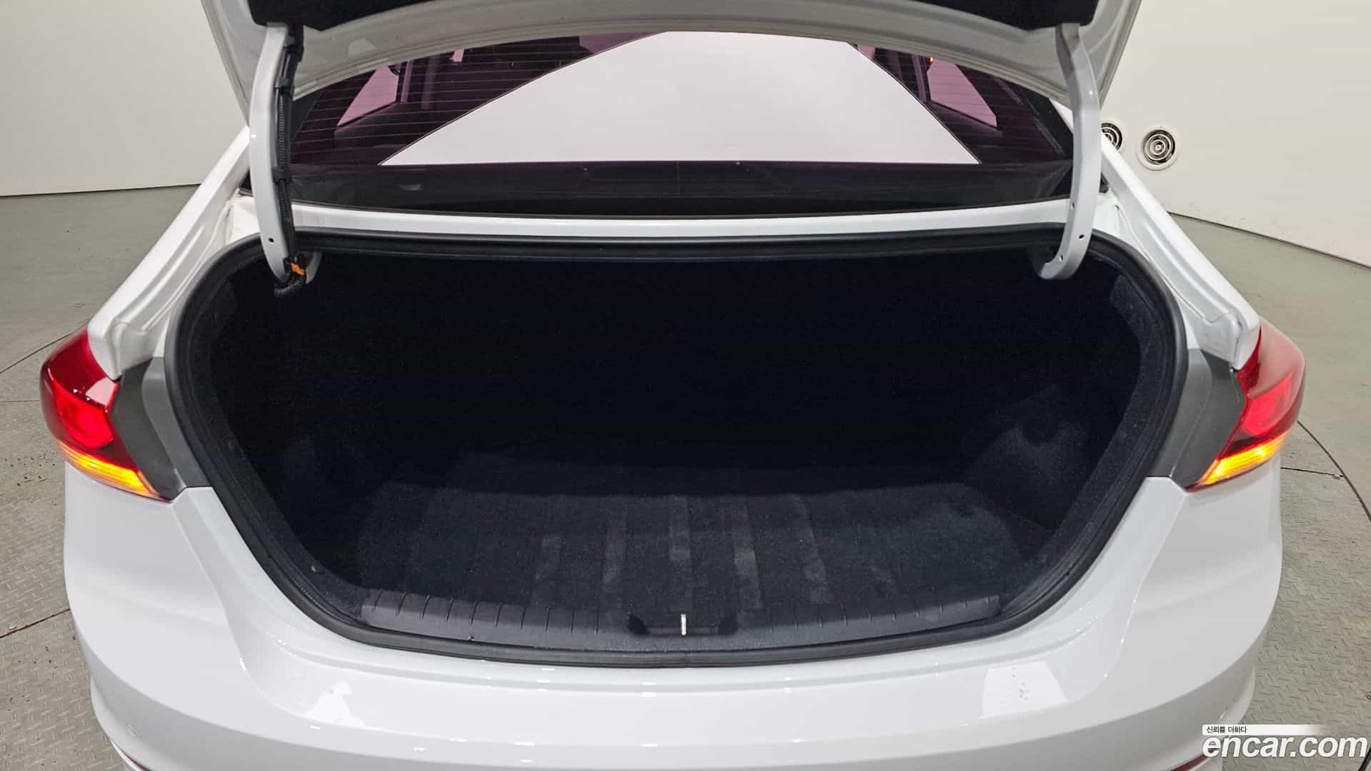 AVANTE Hyundai 2017.5-OPTION-043