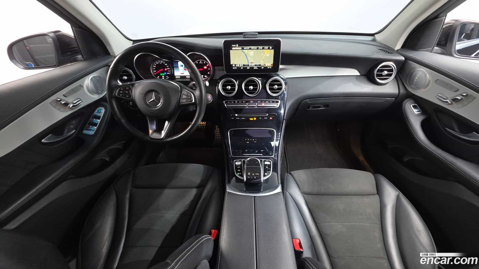 GLC-Class Mercedes-Benz 2019.10-INNER-007