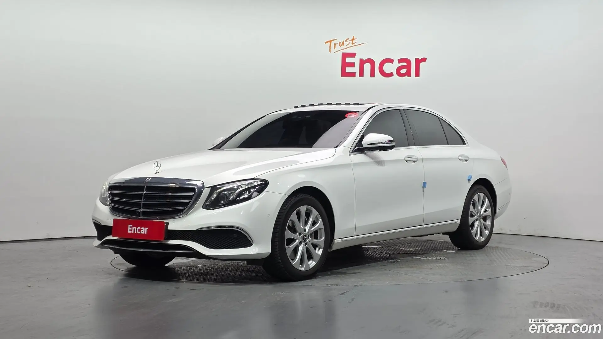 Main__Slider__Photo:E-Class Mercedes-Benz 2018.7-0