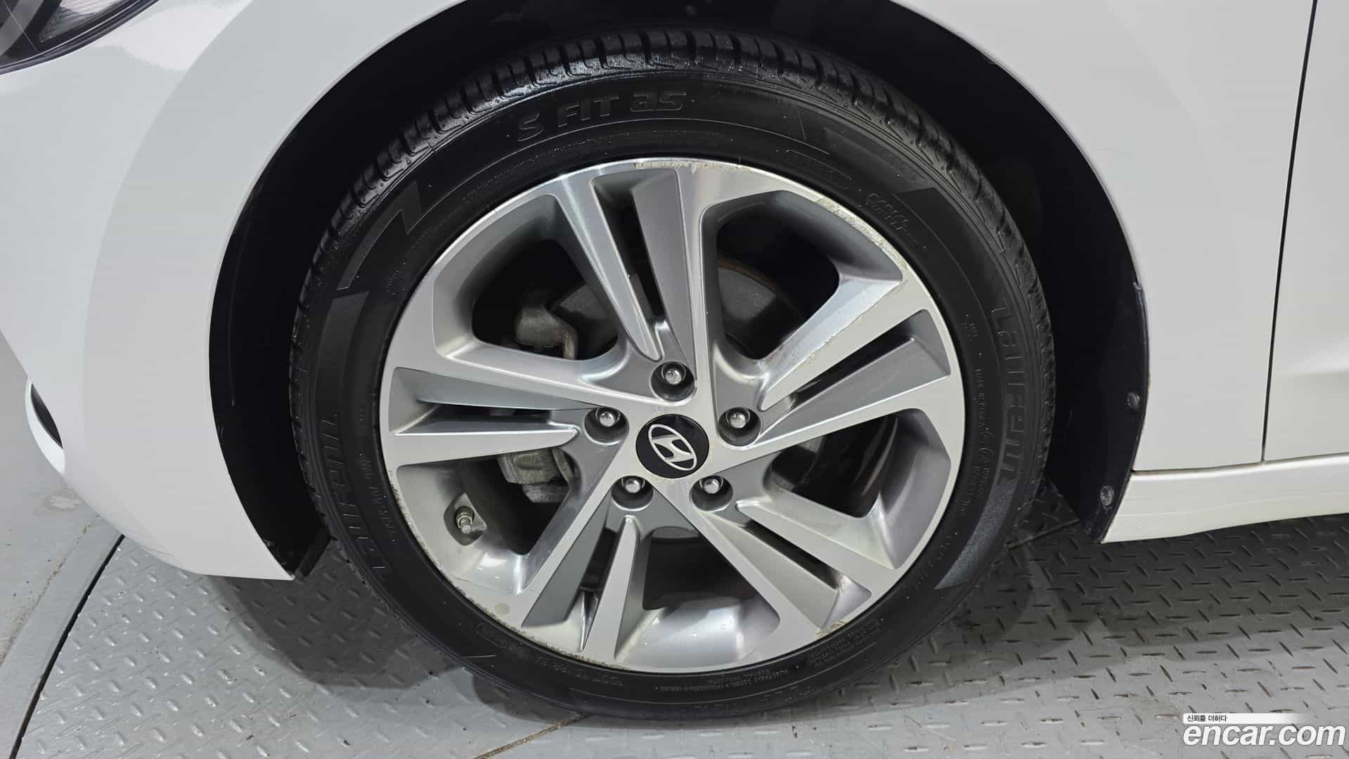 AVANTE Hyundai 2017.11-OUTER-031