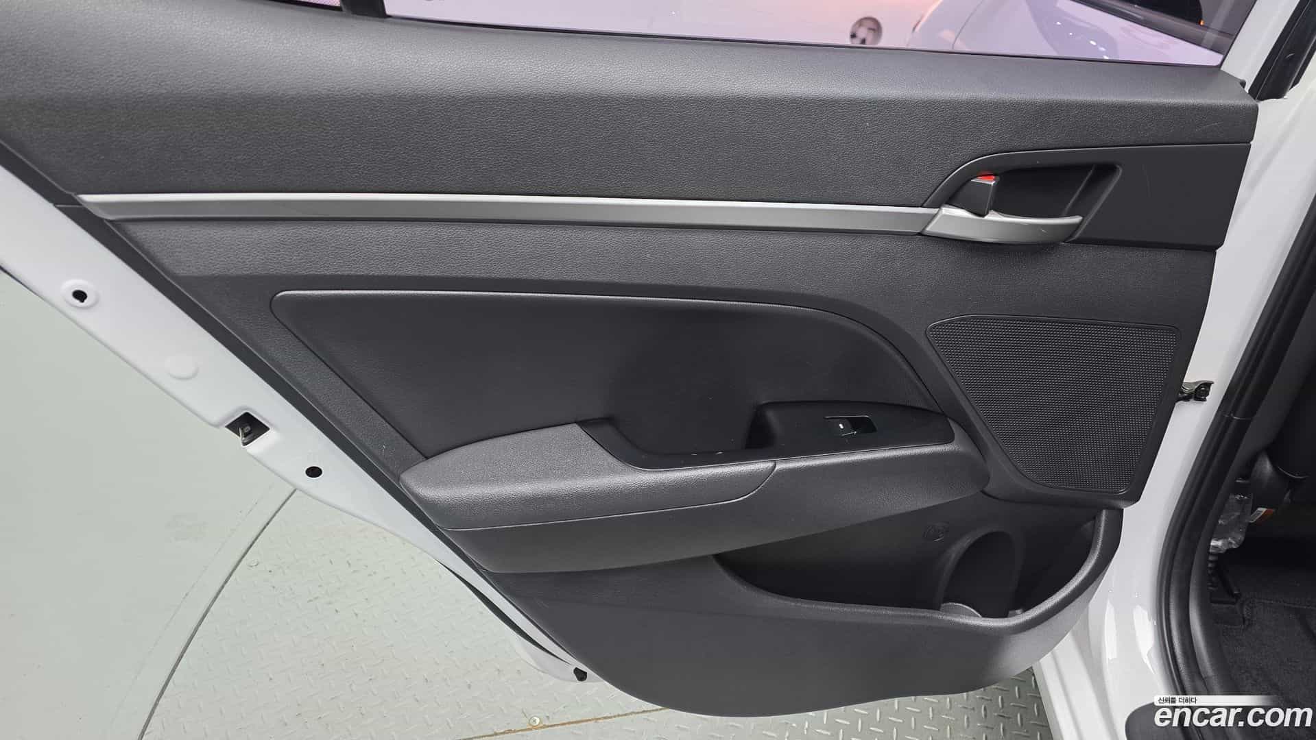 AVANTE Hyundai 2017.11-INNER-035