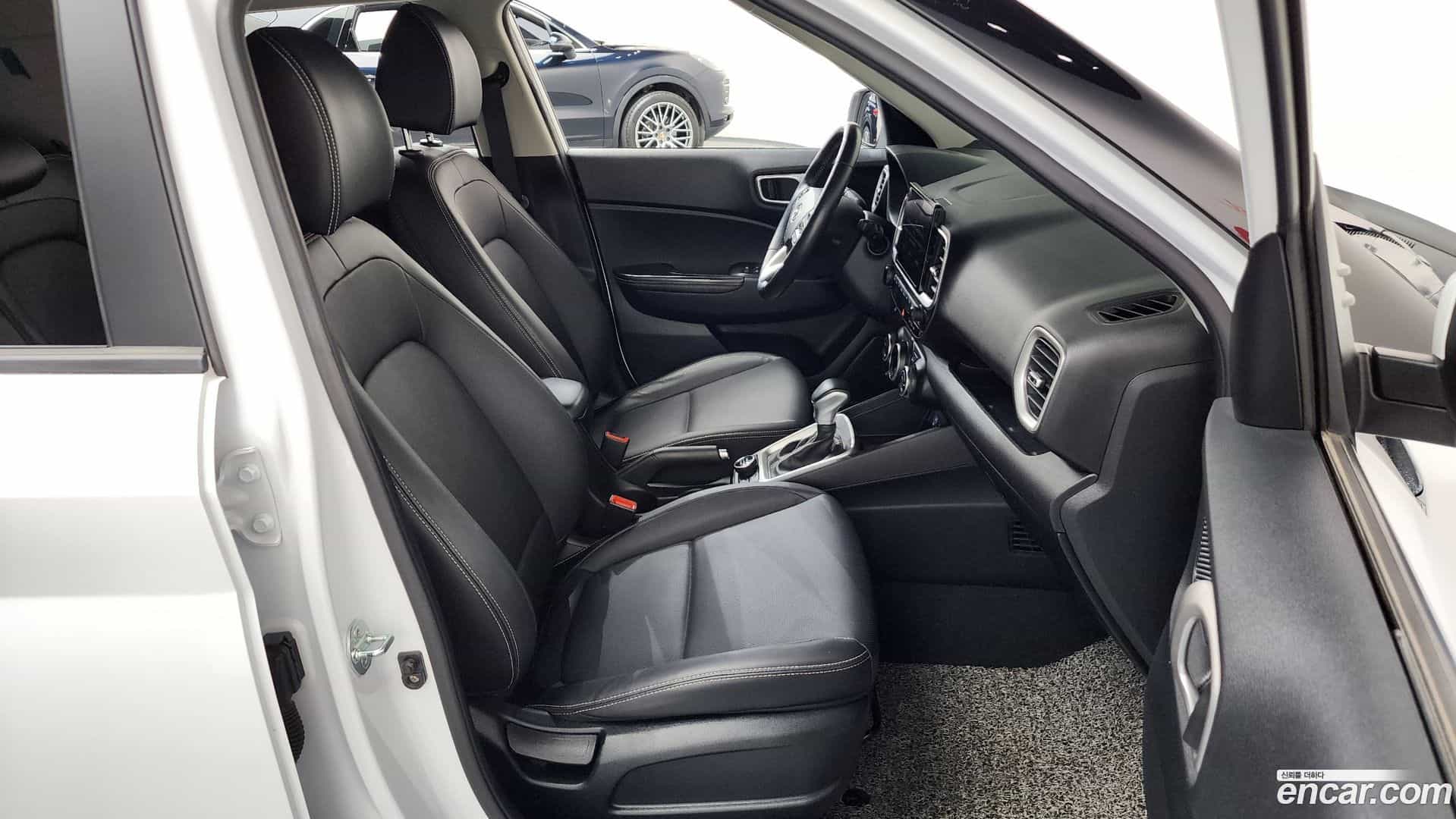 Venue Hyundai 2023.1-INNER-036