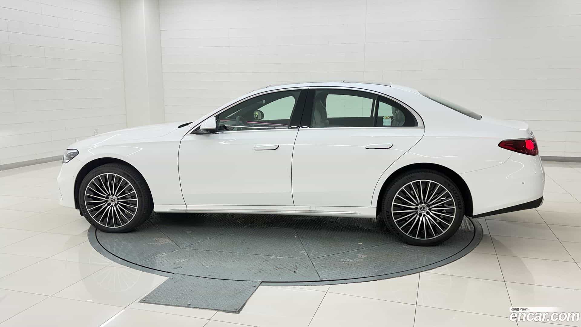 E-Class Mercedes-Benz 2025.7-OUTER-002