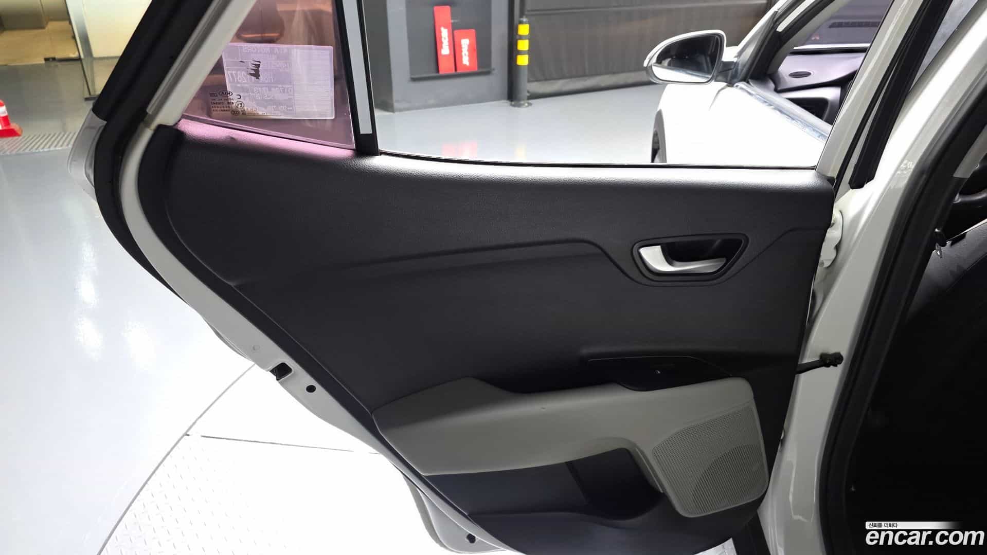 Stonic Kia 2017.10-INNER-035