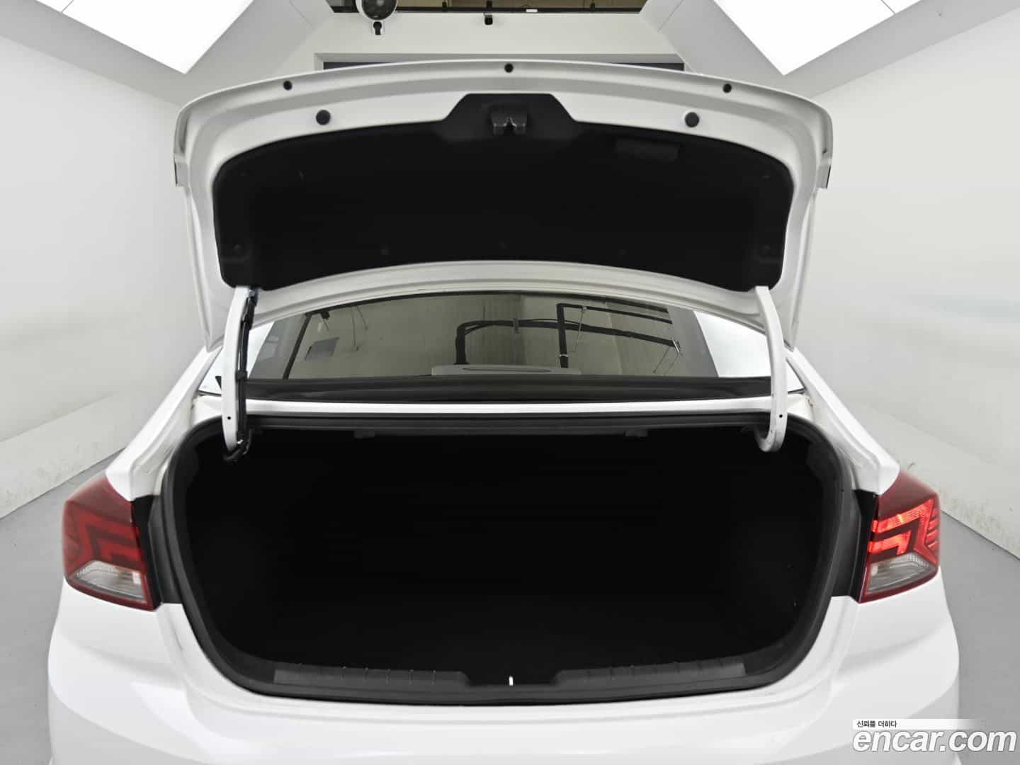 AVANTE Hyundai 2019.0-OPTION-023