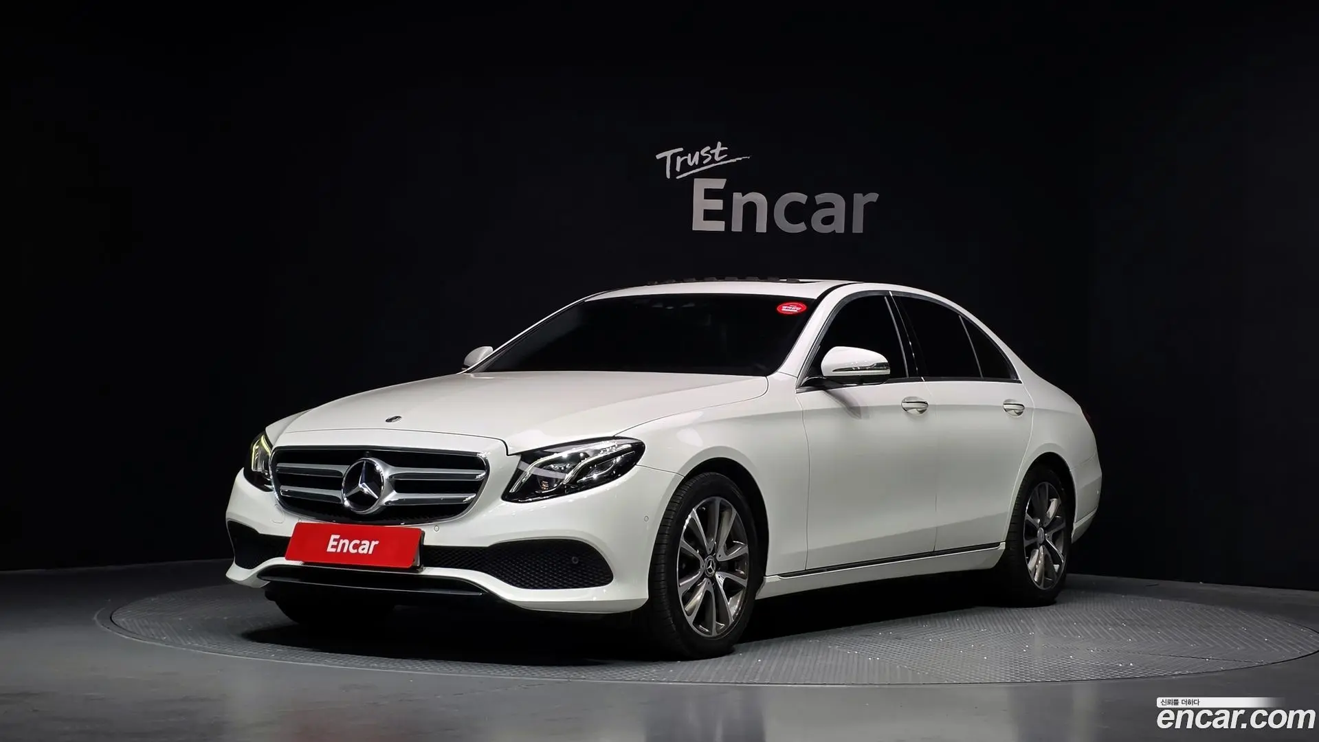 Main__Slider__Photo:E-Class Mercedes-Benz 2018.10-0