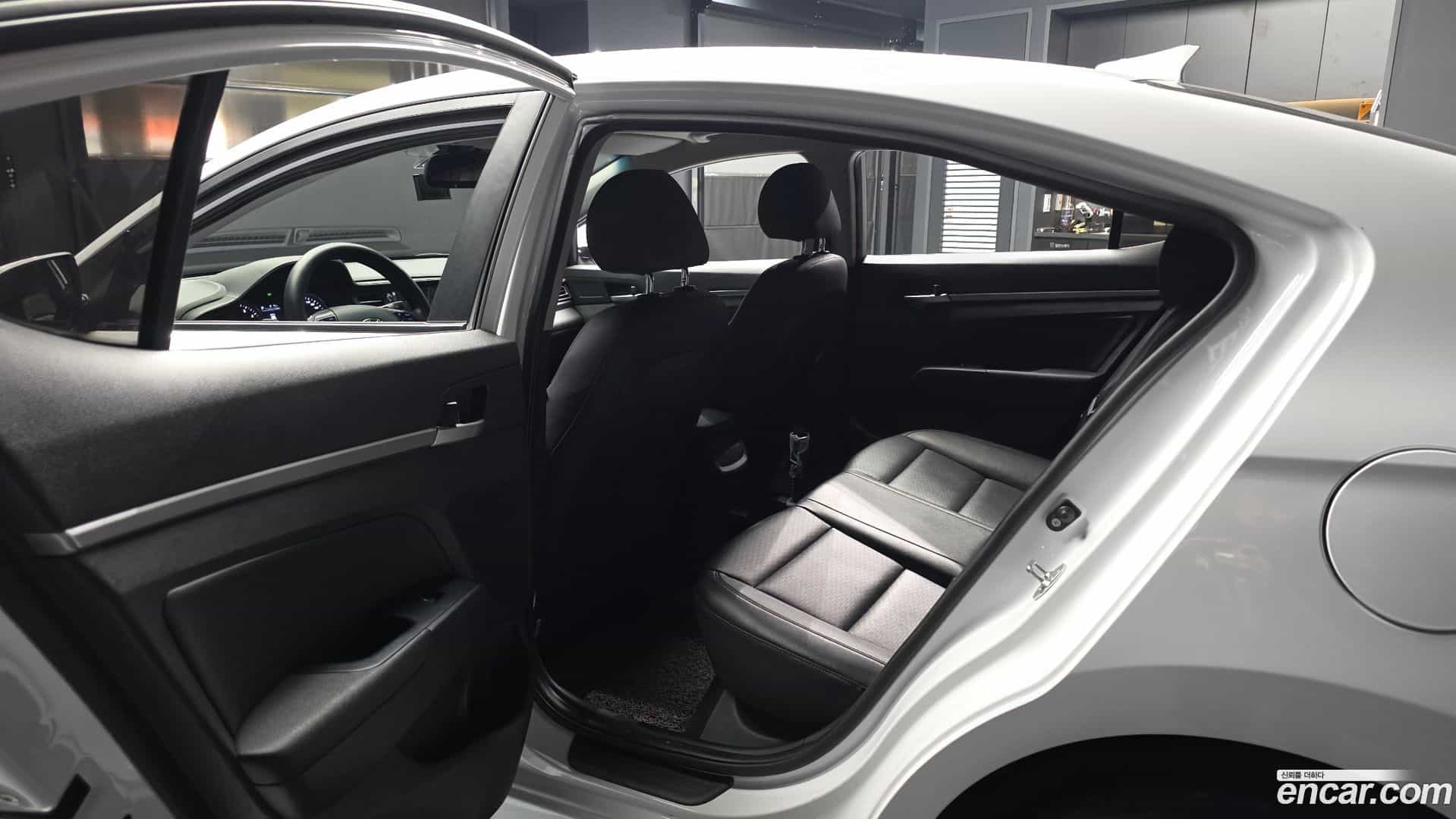 AVANTE Hyundai 2018.9-INNER-036