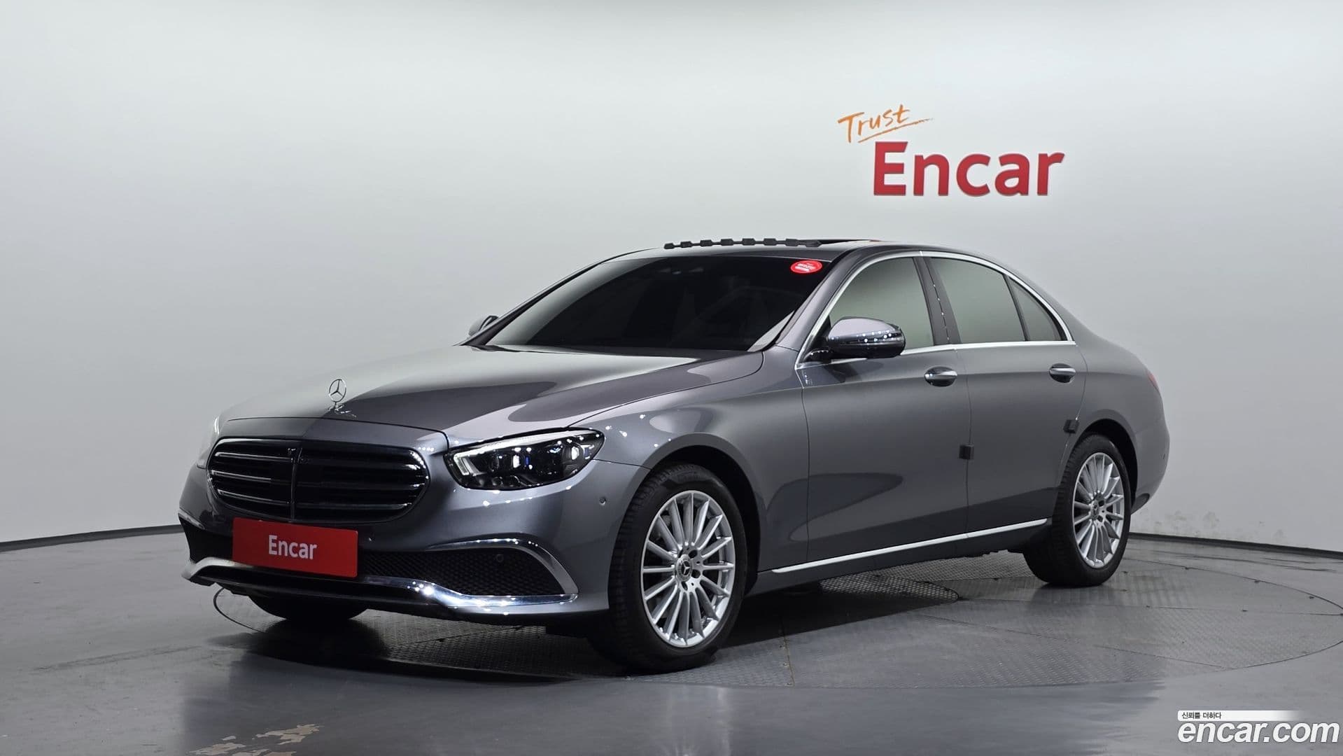 Main__Slider__Photo:E-Class Mercedes-Benz 2022.3-0