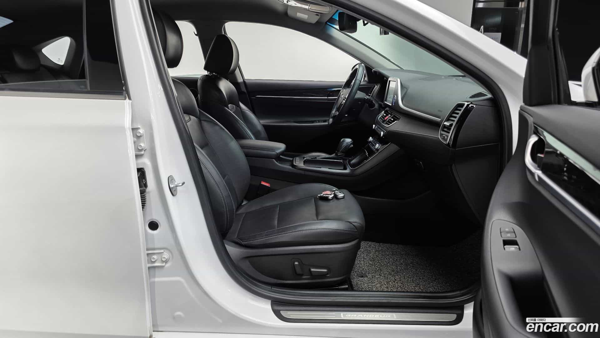 Grandeur Hyundai 2019.1-INNER-036