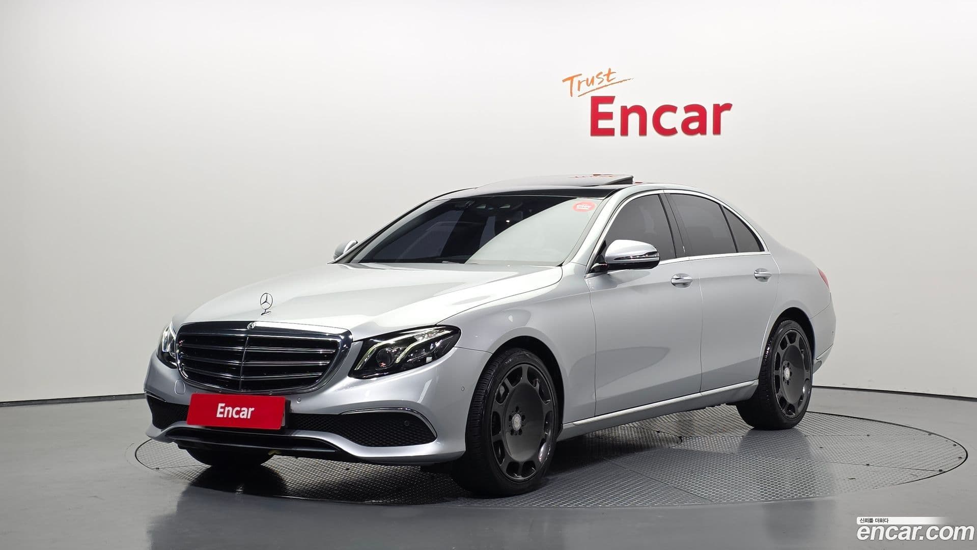 Main__Slider__Photo:E-Class Mercedes-Benz 2017.8-0