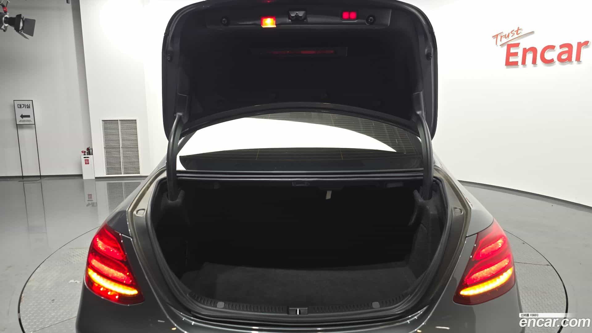 E-Class Mercedes-Benz 2017.6-OPTION-042
