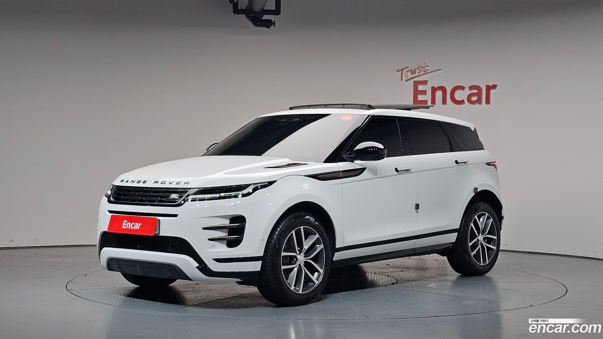 Main__Slider__Photo:Range Rover Evoque Land Rover 2025.2-0