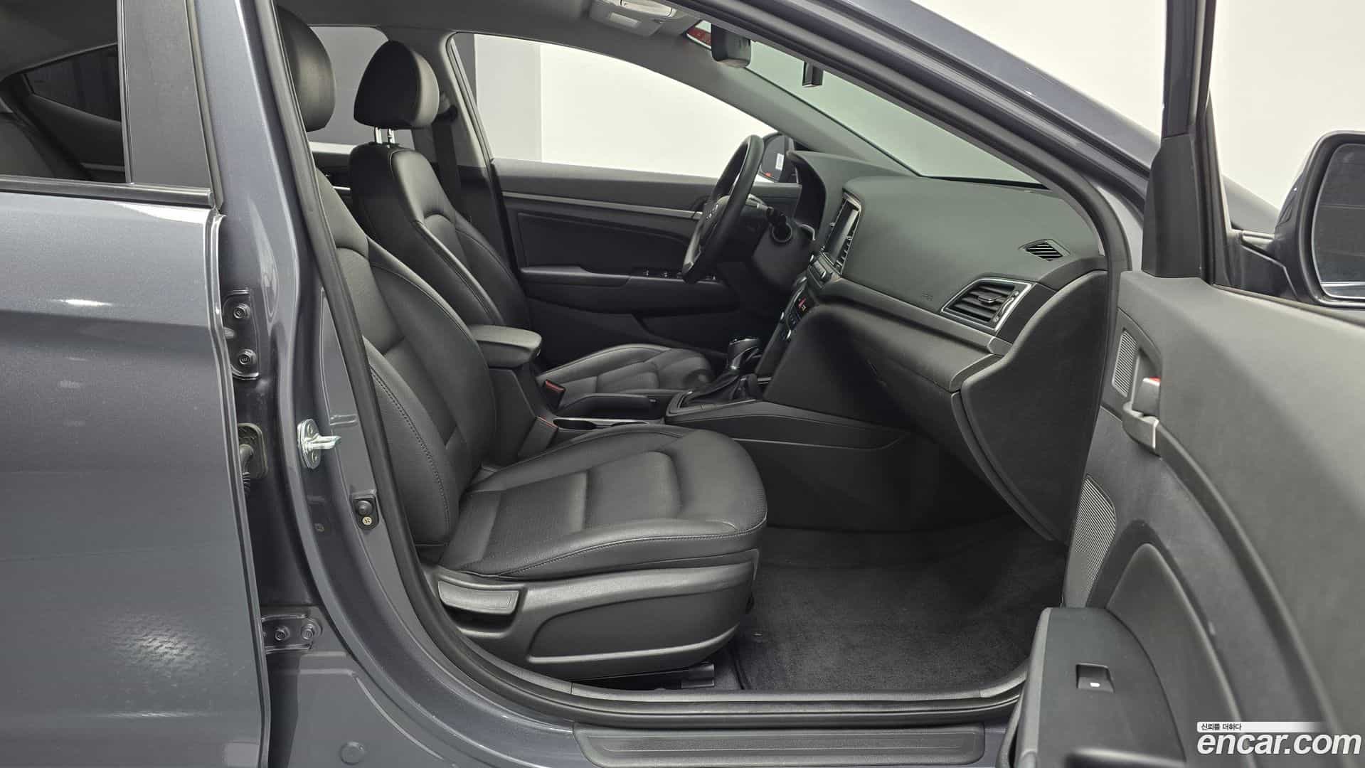 AVANTE Hyundai 2018.6-OPTION-015