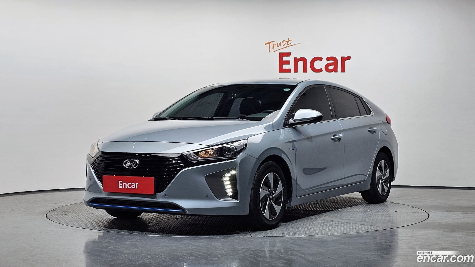 Main__Slider__Photo:Ioniq Hyundai 2017.10-0