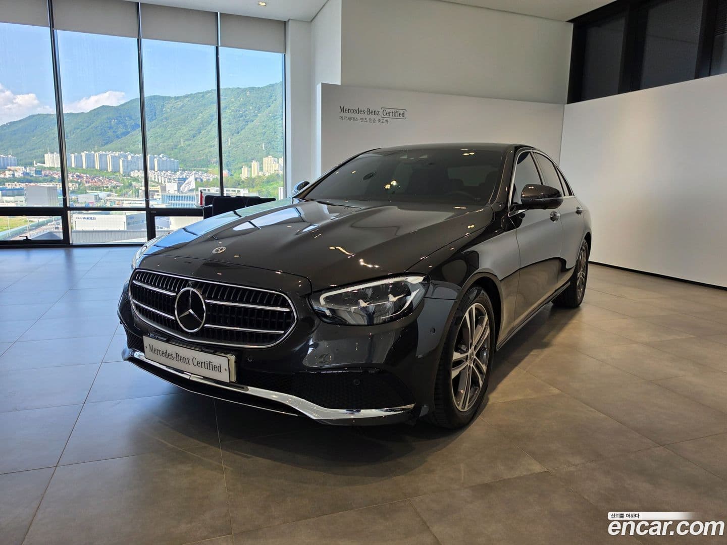 Main__Slider__Photo:E-Class Mercedes-Benz 2023.9-0