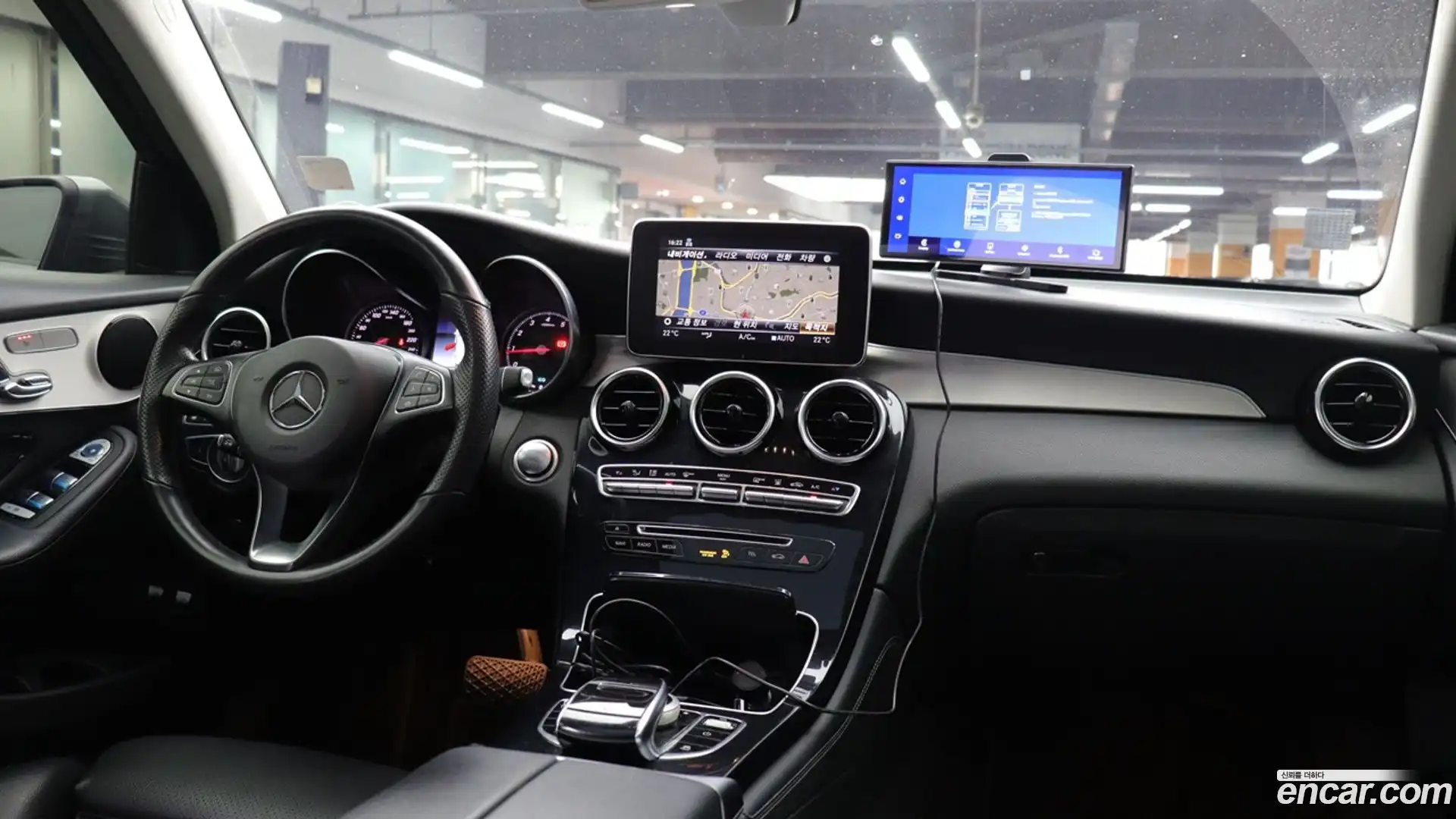 GLC-Class Mercedes-Benz 2018.10-INNER-007