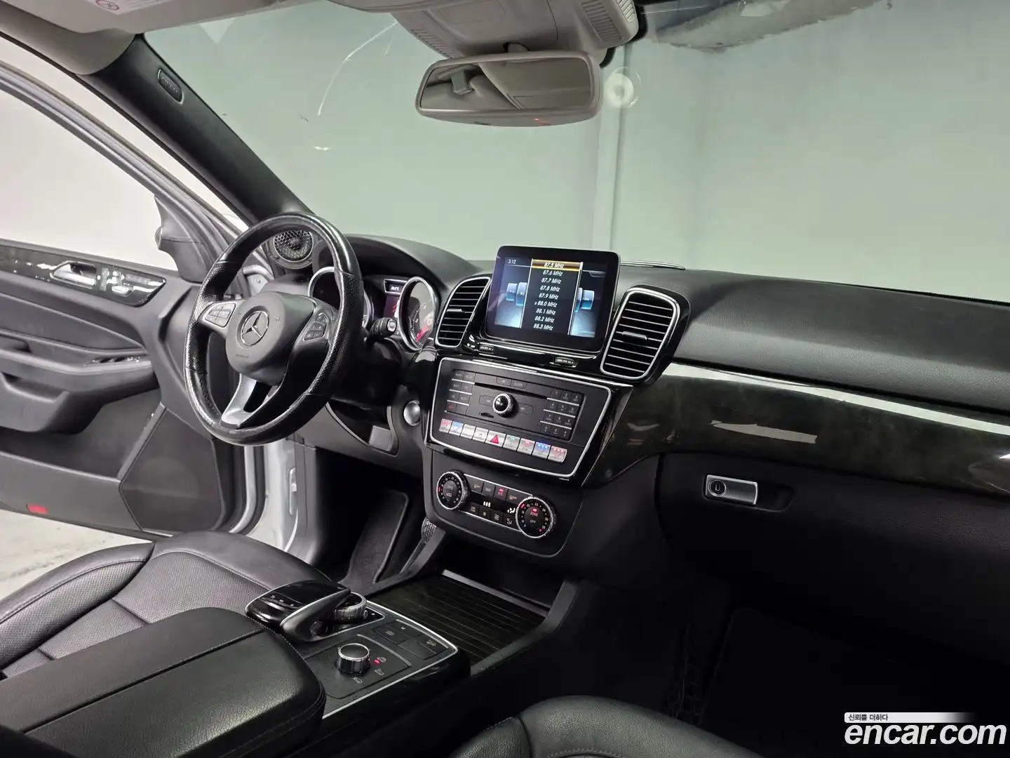 GLE-Class Mercedes-Benz 2017.4-INNER-007