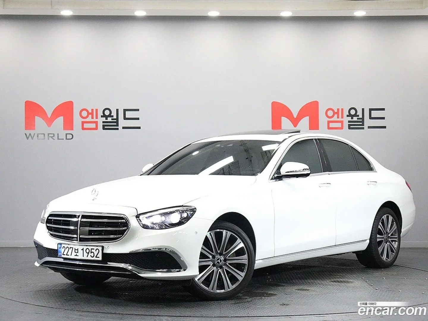 Main__Slider__Photo:E-Class Mercedes-Benz 2023.2-0