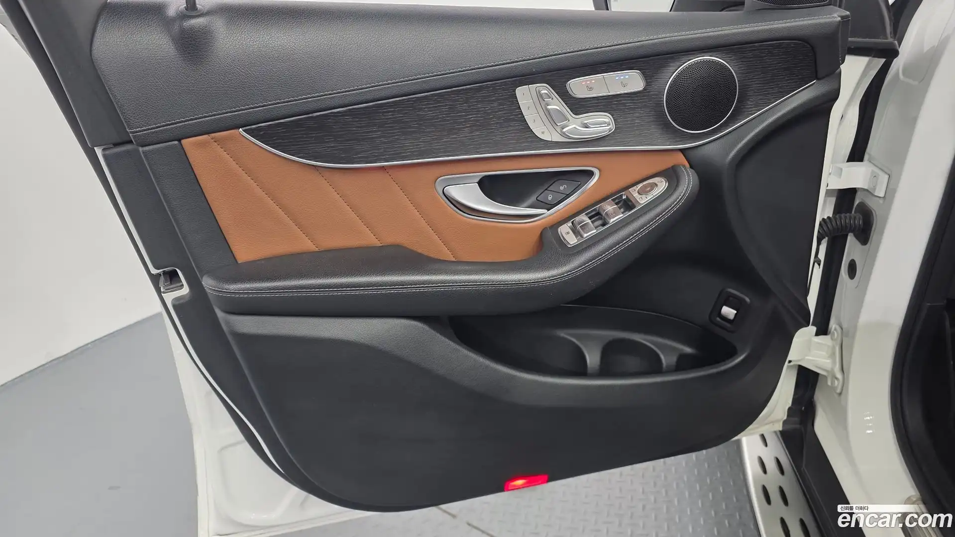 GLC-Class Mercedes-Benz 2022.6-INNER-034