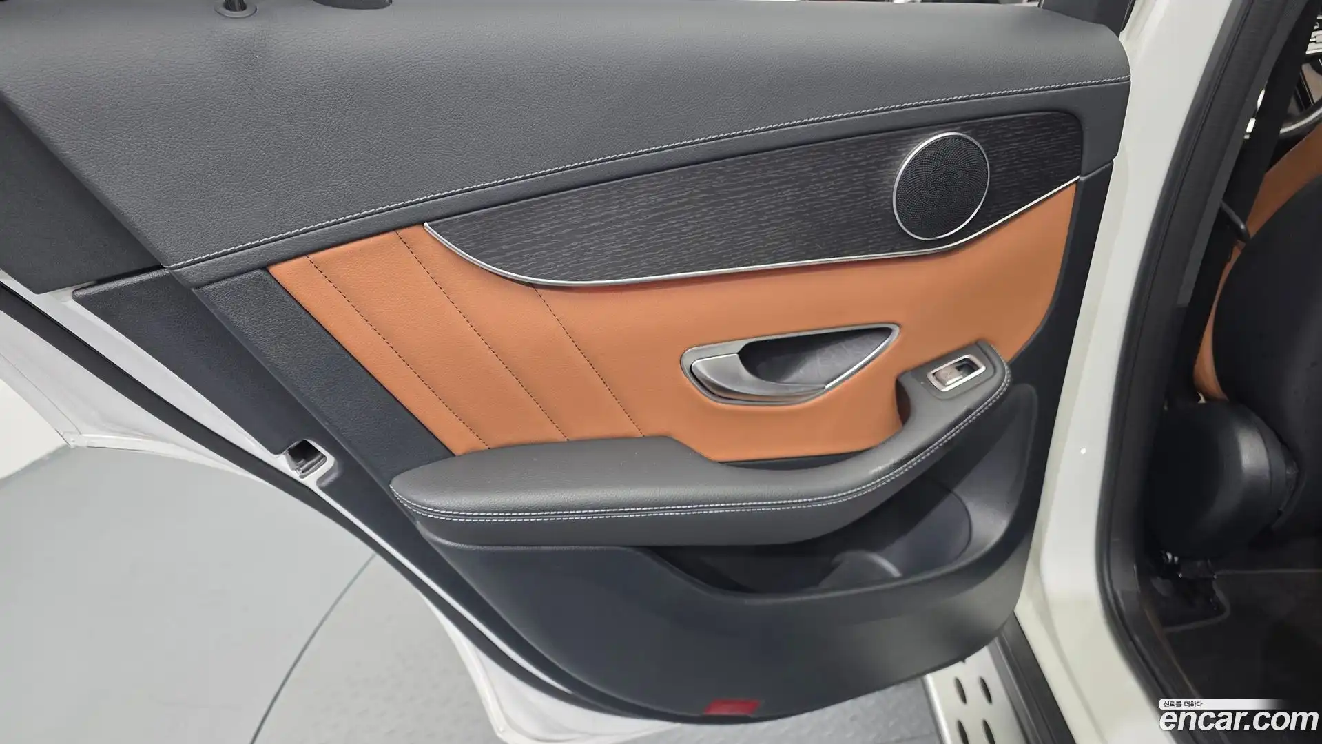 GLC-Class Mercedes-Benz 2022.6-INNER-035